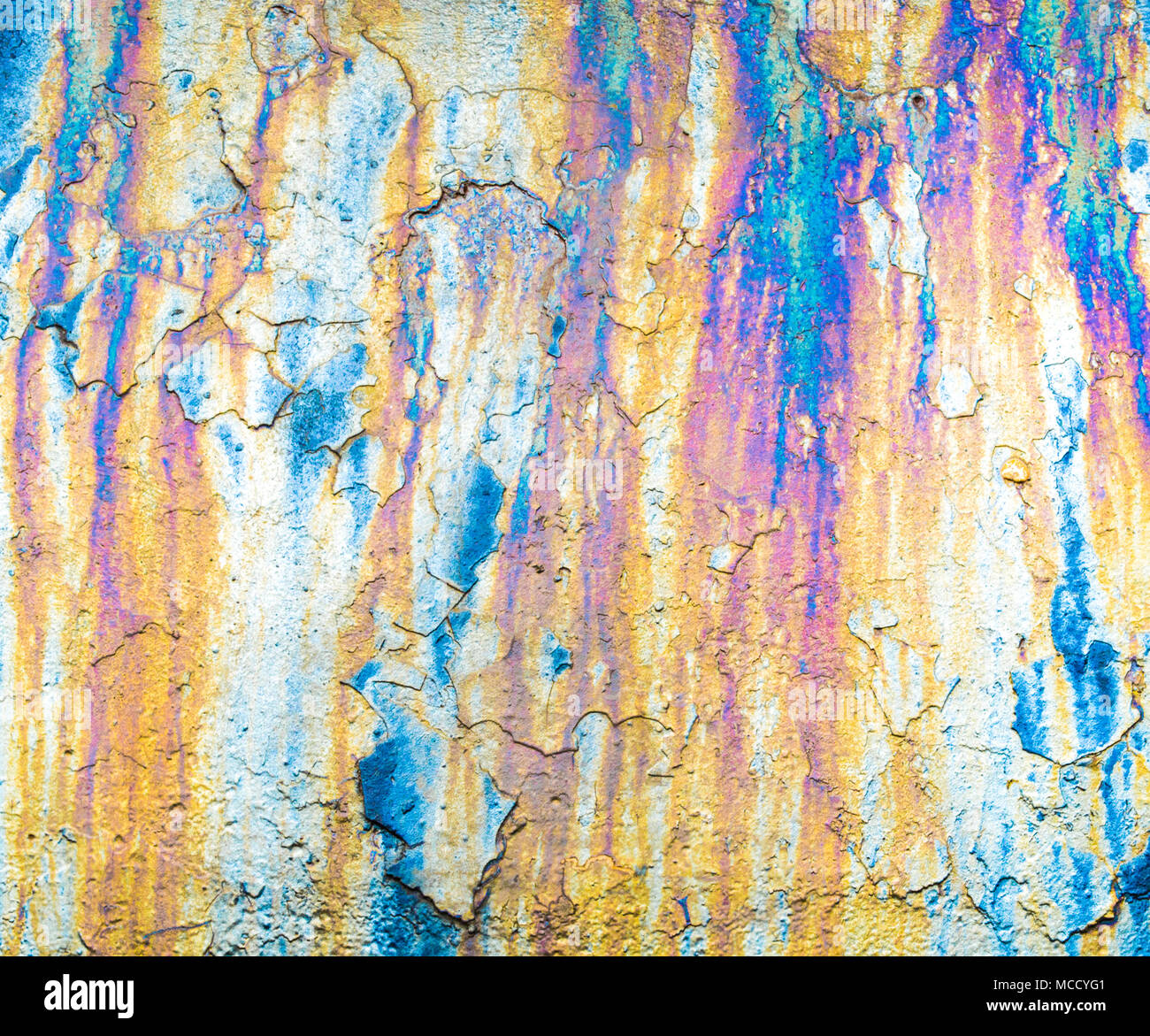 Hintergrund Textur - Nahaufnahme aus verrostetem Metall in Flüssen der Regenbogen Farben Stockfoto