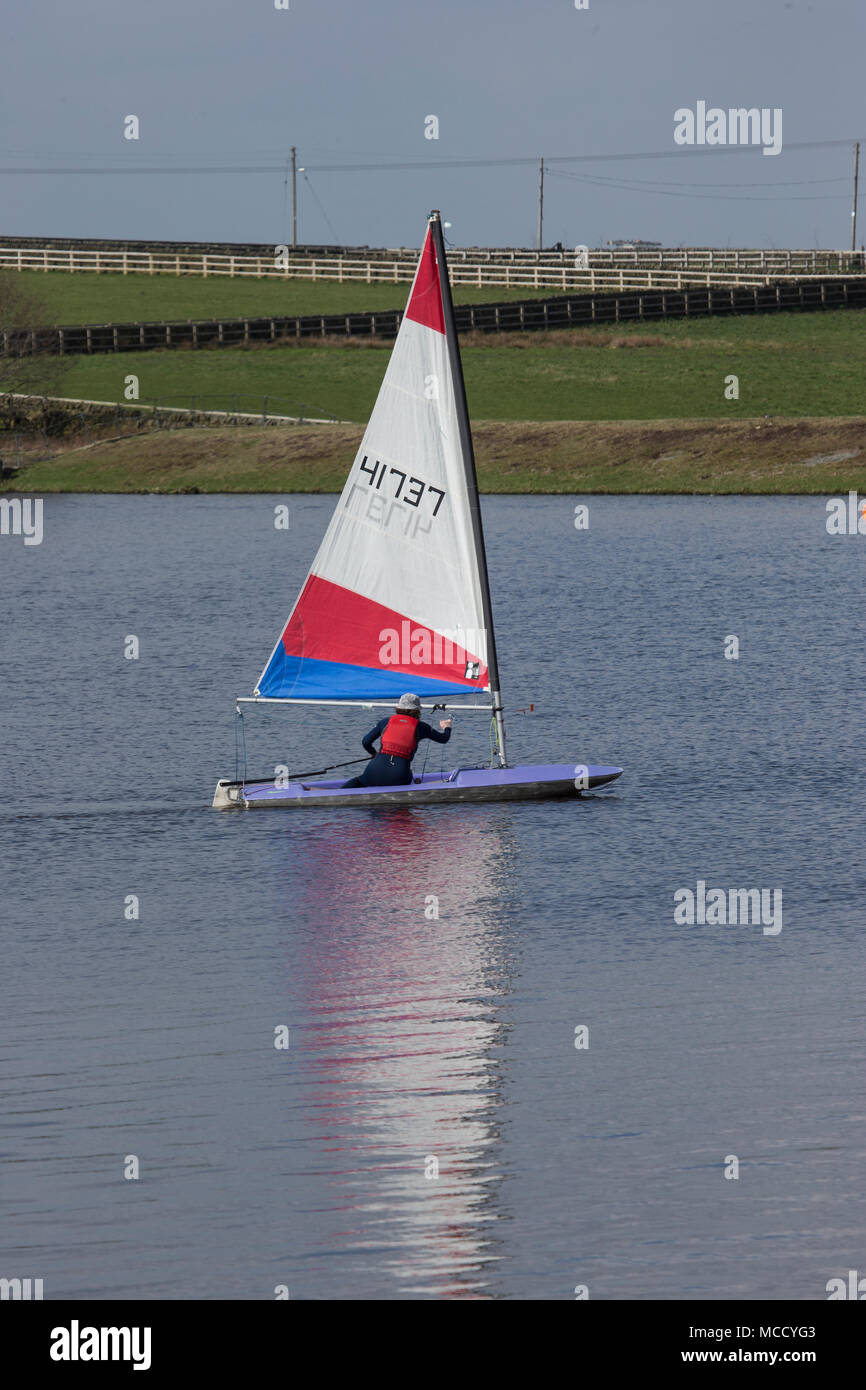 Segler Segeln in einem kleinen Boot auf einem Binnensee Stockfoto