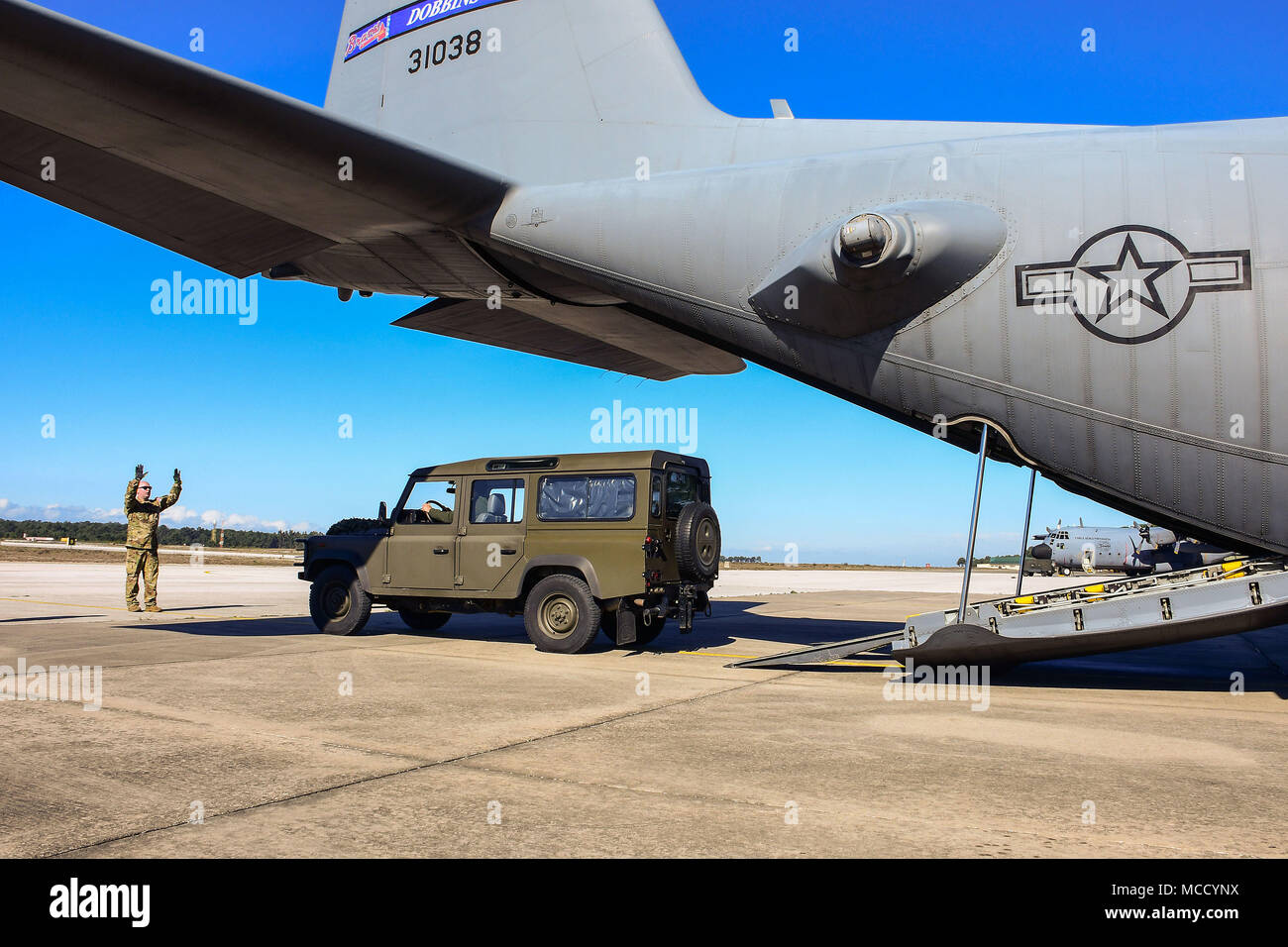 Lockheed C-130H Hercules ist ein viermotoriges Turboprop-Militärtransportflugzeug, das für taktische Luftbewegungen und Frachtoperationen der NATO eingesetzt wird. Das Archivbild dokumentiert ein Fahrzeug, das während Real Tau 18 am 5. Februar 2018 in die Frachtbucht der Monte Real Air Base, Portugal, geführt wurde. Stockfoto