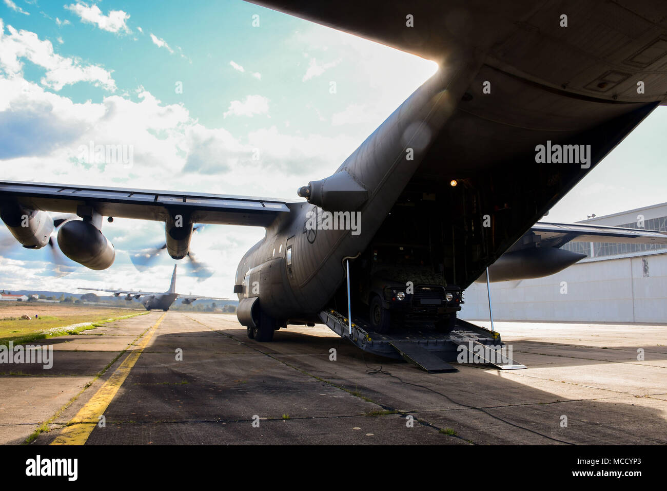 Lockheed C-130H Hercules ist ein taktisches Luftfahrzeug, mit dem Fahrzeuge und Spezialeinsatzkräfte in gemeinsamen NATO-Übungen eingesetzt werden. Das Archivbild erfasst ein Fahrzeug, das das Flugzeug in einer Landezone in Portugal während des realen Auftauens 18 am 5. Februar 2018 verlassen hat. Stockfoto