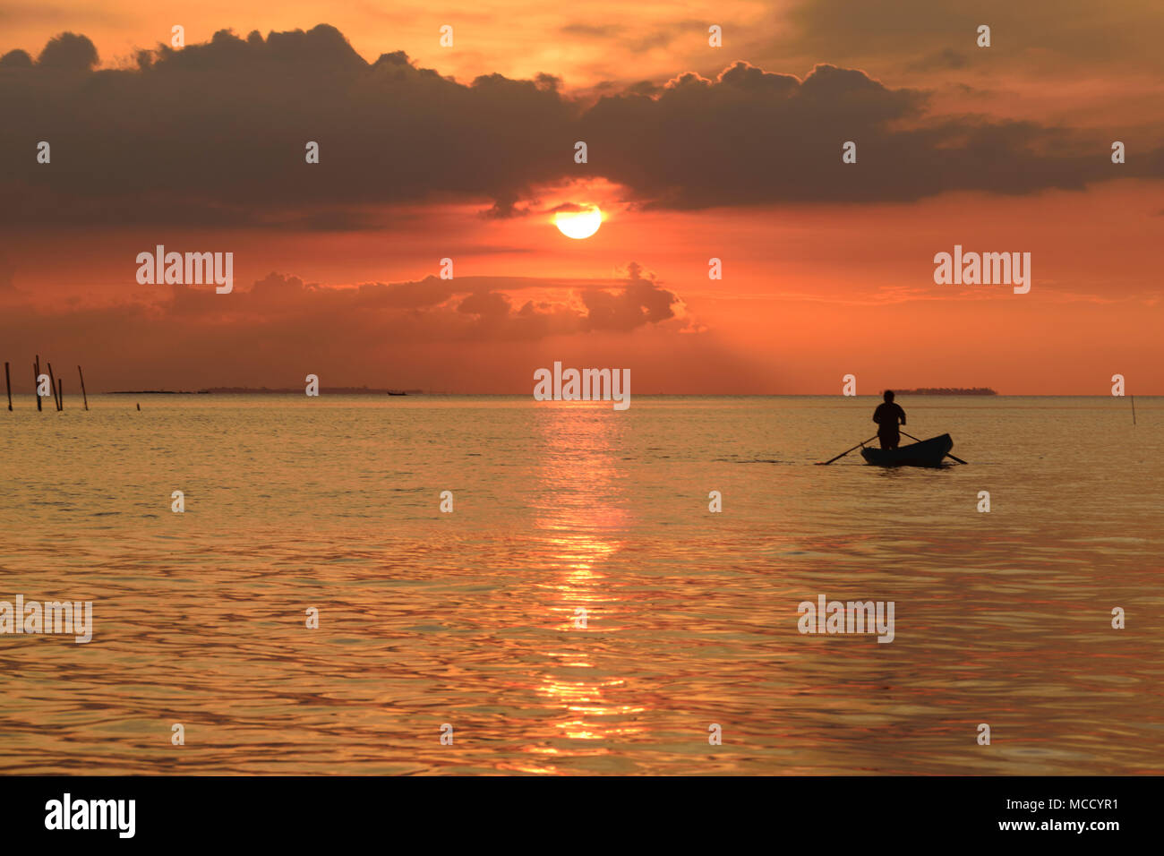 Silhouette fisherman Aktivität am Meer gegen Sonnenuntergang - Bintan Island, Indonesien Stockfoto