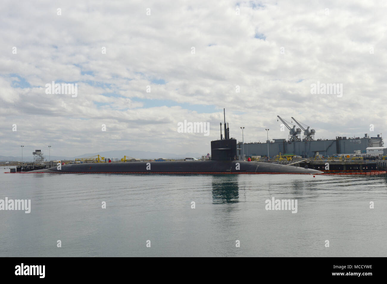 180213-N-UK 333-013 SAN DIEGO (Feb. 13, 2018), die Ohio-Klasse BALLISTISCHE U-Boot USS Nebraska (SSBN 739) sitzt pier Seite bei Naval Base Point Loma während eines port Anruf in der Vorbereitung für ihre Tiger Cruise. Nebraska ist einer von acht ballistische Atom-U-Boote stationiert am Marinestützpunkt Kitsap-Bangor und vor Kurzem erweiterte große Wartung Periode, einschließlich einer Betankung Überholung, am Puget Sound Naval Shipyard und Intermediate Maintenance Facility. (U.S. Marine Foto von Mass Communication Specialist 1. Klasse Ronald Gutridge/Freigegeben Stockfoto