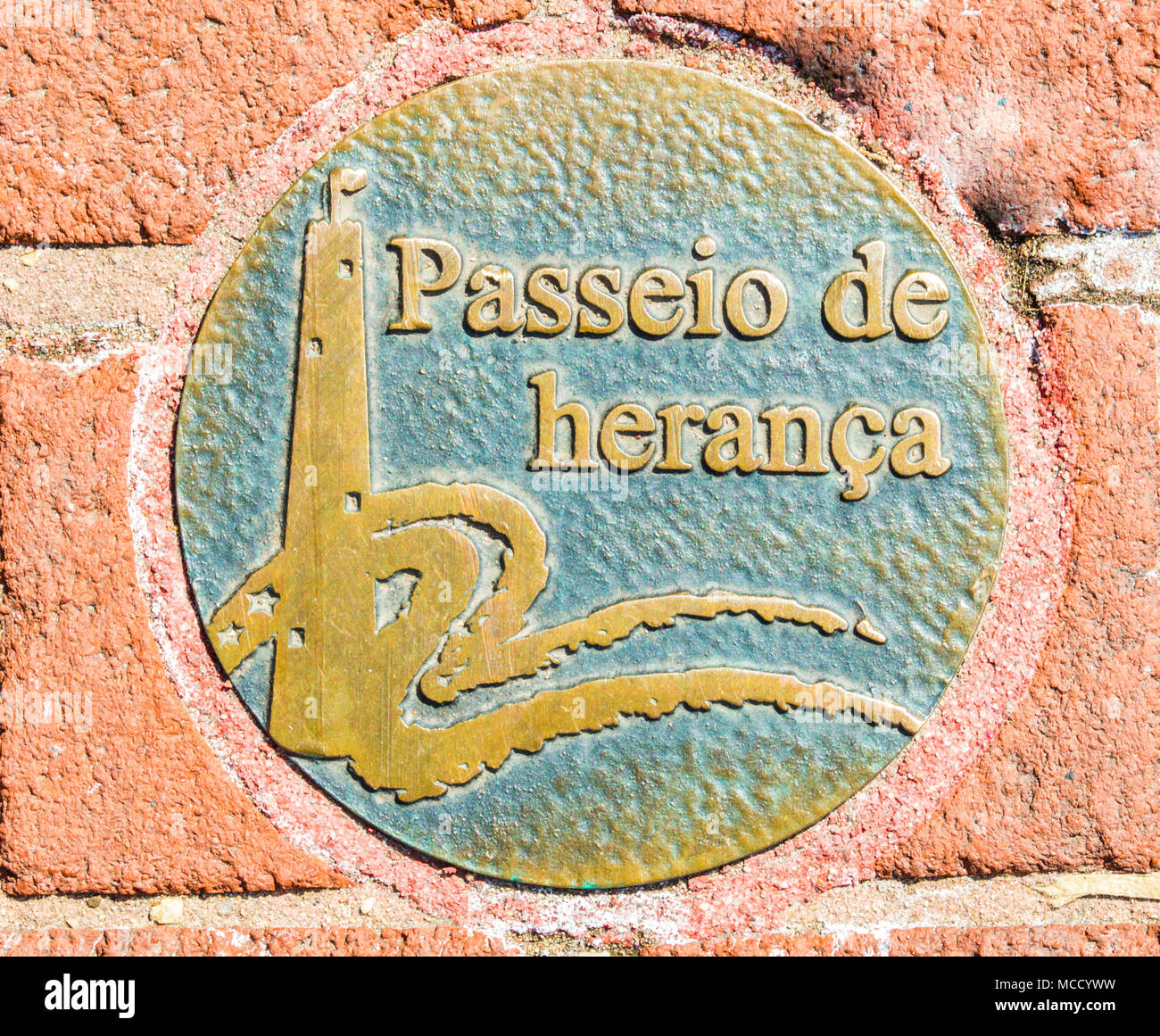 Dekorative Bürgersteig Disc in spanischer Sprache sowie Baltimore's Heritage Walk historischen Wanderweg Stockfoto