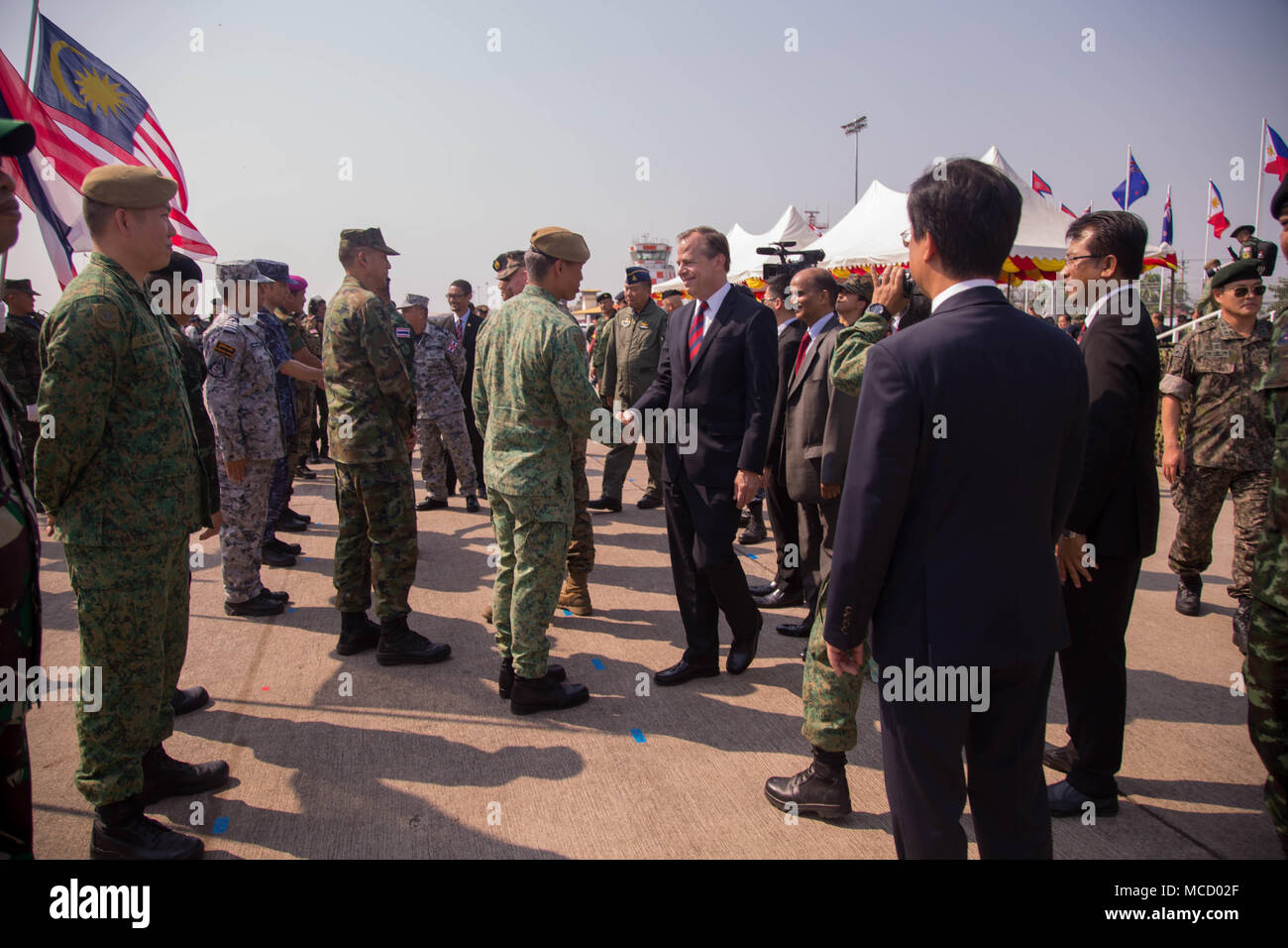 Us-Botschafter im Königreich Thailand Glyn Davies, grüßt die Truppen während der Eröffnungsfeier der Cobra Gold 18, an U-Tapao International Airport, Ban Chang Bezirk, Provinz Rayong, Thailand, 13.02.2018. Cobra Gold 18 ist eine jährliche Übung im Königreich Thailand durchgeführt und läuft vom 13-23 Februar mit sieben voll teilnehmenden Nationen. (U.S. Marine Corps Foto von Sgt. Rebecca L. Floto) Stockfoto