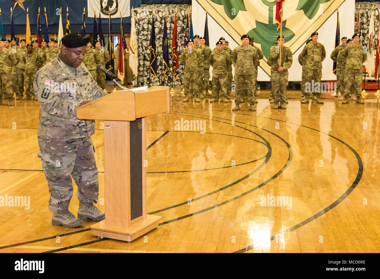 Oberst Frank Davis II, Kommandeur der 71st Ordnance Gruppe (Explosive Ordnance Disposal), eine Eröffnungsrede bei einer Änderung der Verantwortung Zeremonie, Feb 9, 2018, an der William Reed Special Events Center, Fort Carson, Colo. Die Zeremonie diente als Zeit, das auf den Ergebnissen des Befehls Sgt zu reflektieren. Maj. Weston West, ausgehende 71st EOD command Sergeant Major; begrüßt zwar den Befehl Sgt. Maj. Johnny Strickland, eingehende 71st EOD command Sergeant Major. (U.S. Armee Foto: Staff Sgt. Lance lbs, 71st Ordnance Gruppe (EOD), Public Affairs) Stockfoto