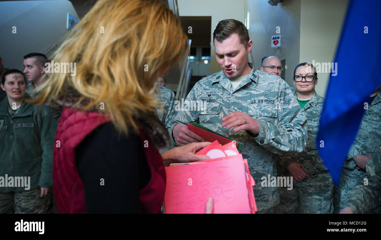 Erie County Clerk Michael Kearns, und Grafschaft Gesetzgeber Lynne Dixon, Geschenk Valentinstag Karten für die Mitglieder der 107 Angriff Wing, New York Air National Guard, Niagara Falls Luft finden Station, N.Y., 14.02.2018. Jedes Jahr lokale Beamte bringen Valentines Tag Karten zu den Fliegern von Niagara von Kindern aus Schulen in Erie County, New York, (Air National Guard Foto: Staff Sgt. Ryan Campbell) Stockfoto