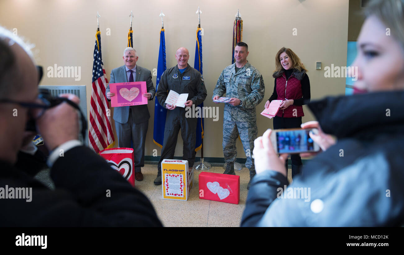 Erie County Clerk Michael Kearns, und Grafschaft Gesetzgeber Lynne Dixon, Geschenk Valentinstag Karten für die Mitglieder der 107 Angriff Wing, New York Air National Guard, Niagara Falls Luft finden Station, N.Y., 14.02.2018. Jedes Jahr lokale Beamte bringen Valentines Tag Karten zu den Fliegern von Niagara von Kindern aus Schulen in Erie County, New York, (Air National Guard Foto: Staff Sgt. Ryan Campbell) Stockfoto