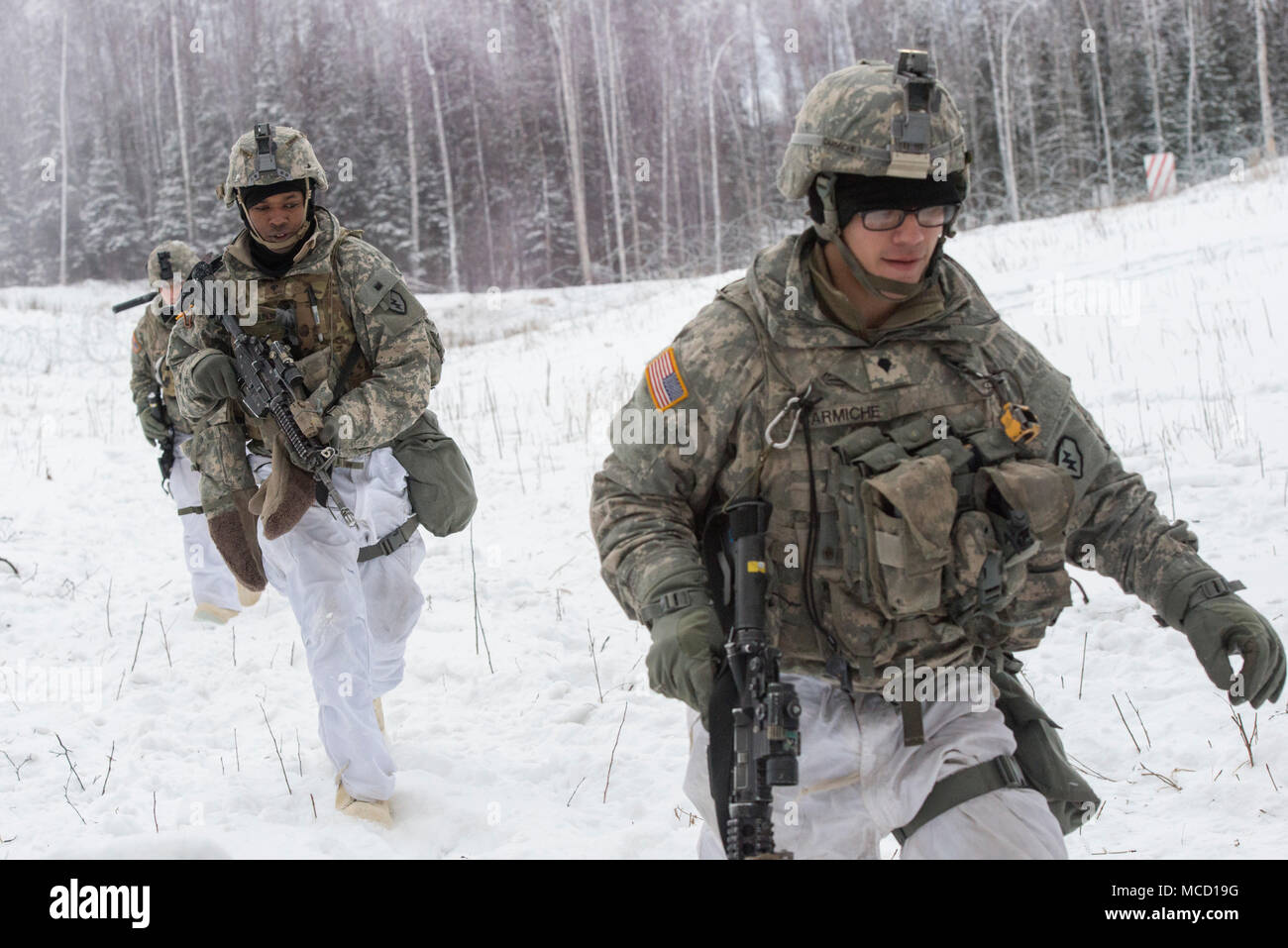 Bekämpfung der Ingenieure zu den 70th Brigade Ingenieur Bataillon zugeordnet, 1 Stryker Brigade Combat Team, 25 Infanterie Division, U.S. Army Alaska, um nach dem Verstoß gegen ein Hindernis beim Betrieb der Punchbowl bei Joint Base Elmendorf-Richardson, Alaska, 10.02.2018. Betrieb der Punchbowl war ein Bataillon, kombinierte Waffen, Feuer, die auf Arktis Letalität konzentriert. Während der Operation drei 150-Soldat Unternehmen manövrierte durch abwechslungsreiches Gelände; angreifen und Fressen feindliche Stellungen sowie Beseitigung der wichtigsten Waffen und Fahrzeuge durch den Feind genutzt wird. (U.S. Air Force Stockfoto