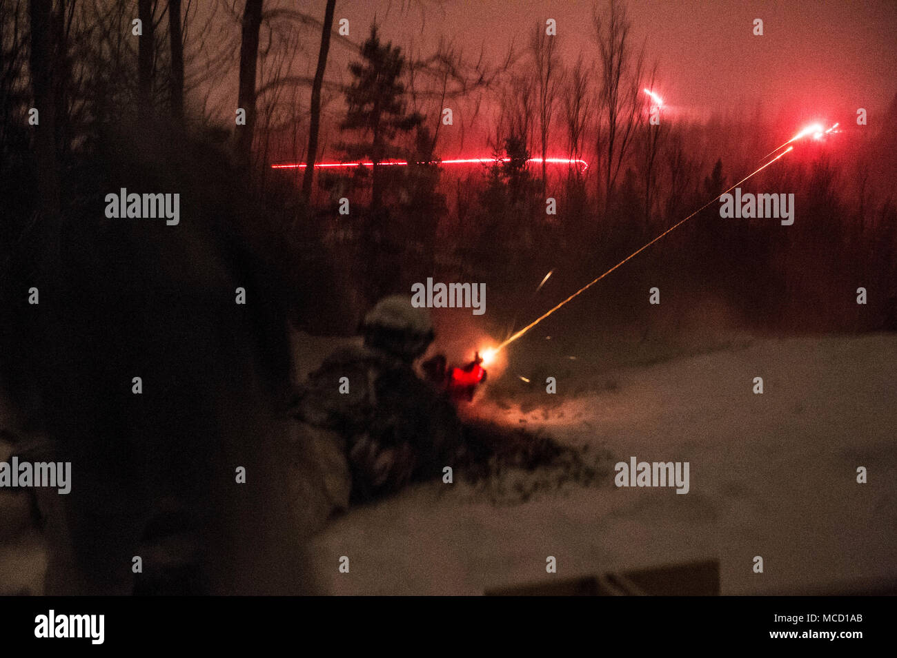 Soldaten auf das erste Bataillon zugeordnet, 5 Infanterie Regiment, 1 Stryker Brigade Combat Team, 25 Infanterie Division, U.S. Army Alaska, feuerfeste Unterstützung während der Durchführung einer Nacht Angriff während des Betriebs der Punchbowl bei Joint Base Elmendorf-Richardson, Alaska, 10.02.2018. Betrieb der Punchbowl war ein Bataillon, kombinierte Waffen, Feuer, die auf Arktis Letalität konzentriert. Während der Operation drei 150-Soldat Unternehmen manövrierte durch abwechslungsreiches Gelände; angreifen und Fressen feindliche Stellungen sowie Beseitigung der wichtigsten Waffen und Fahrzeuge durch den Feind genutzt wird. (U.S. Air Force Stockfoto