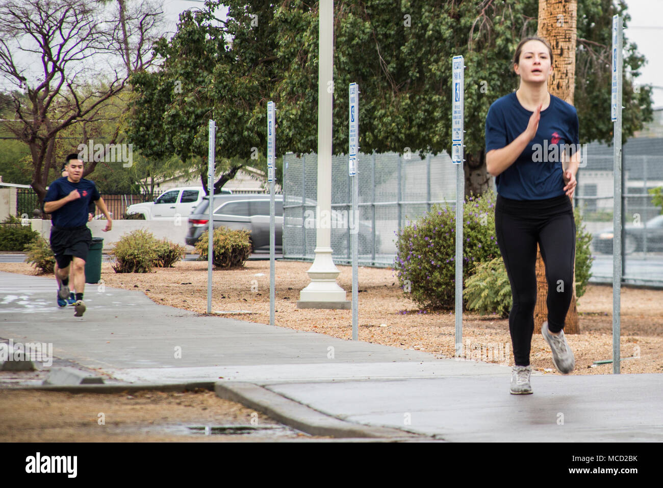 Us-Maines mit einziehenden Station Phoenix Verhalten eine anfängliche Stärke Test am Encanto Park, Phoenix, Ariz. am 13.02.15., 2018. Das ist gewährleistet poolees Für die körperlichen Herausforderungen Marine Corps bereit sind Ausbildung rekrutieren Sie präsentieren wird. Stockfoto