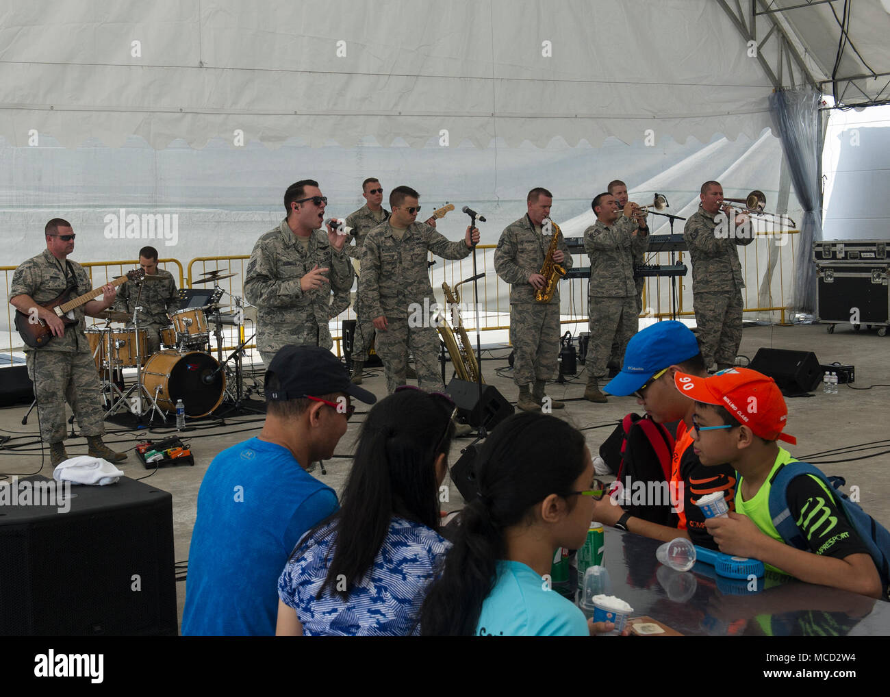 Die United States Air Force Band of the Pacific ist eine militärische Musikeinheit, die offizielle Veranstaltungen und öffentliche Engagements in der indopazifischen Region unterstützt. Das Archivbild zeichnet eine Live-Aufführung während der Singapore International Airshow 2018 im Changi Exhibition Centre und am Flughafen Singapur Changi auf. Stockfoto
