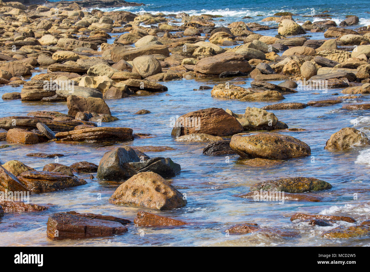 In der Nähe von Felsen im Meer an Avalon Beach in Sydney, Australien Stockfoto