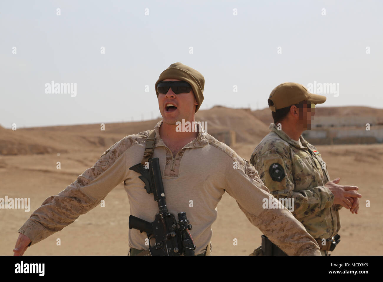 Ein Us Marine Eingesetzt Zur Unterstutzung Der Operation Inharenten Losen Zeigt Irakische Soldaten Die Hand Und Den Arm Signal Fur Einen Keil Bildung Wahrend Der Wuste Bataillon Ausbildung Bei Al Taqaddum Irak 10 02 2018