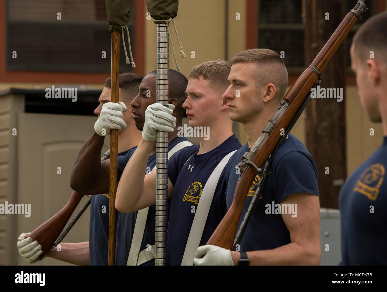 Us-Marines mit dem offiziellen Marine Corps Color Guard verhalten ...