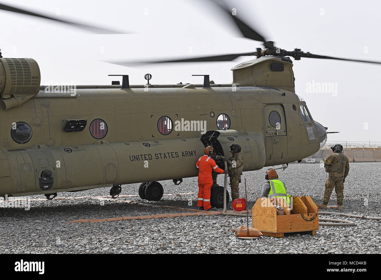 Eine CH-47 Chinook, Task Force Marauder, Bravo Company, 2-238 th Allgemeine Unterstützung Aviation Battalion zugewiesen, erhält bei einem Halt an einer Forward Operating Base in Afghanistan, Feb 15, 2018. TF Marauder bietet medevac, Lufttransport, über-watch unterstützen und vorwärts Bewaffnung und Betankung point Operationen für den Zug, beraten, unterstützen und das Kommando - Westen mit Boden Missionen in der Region zu unterstützen. (U.S. Air Force Foto: Staff Sgt. Sean Martin) Stockfoto