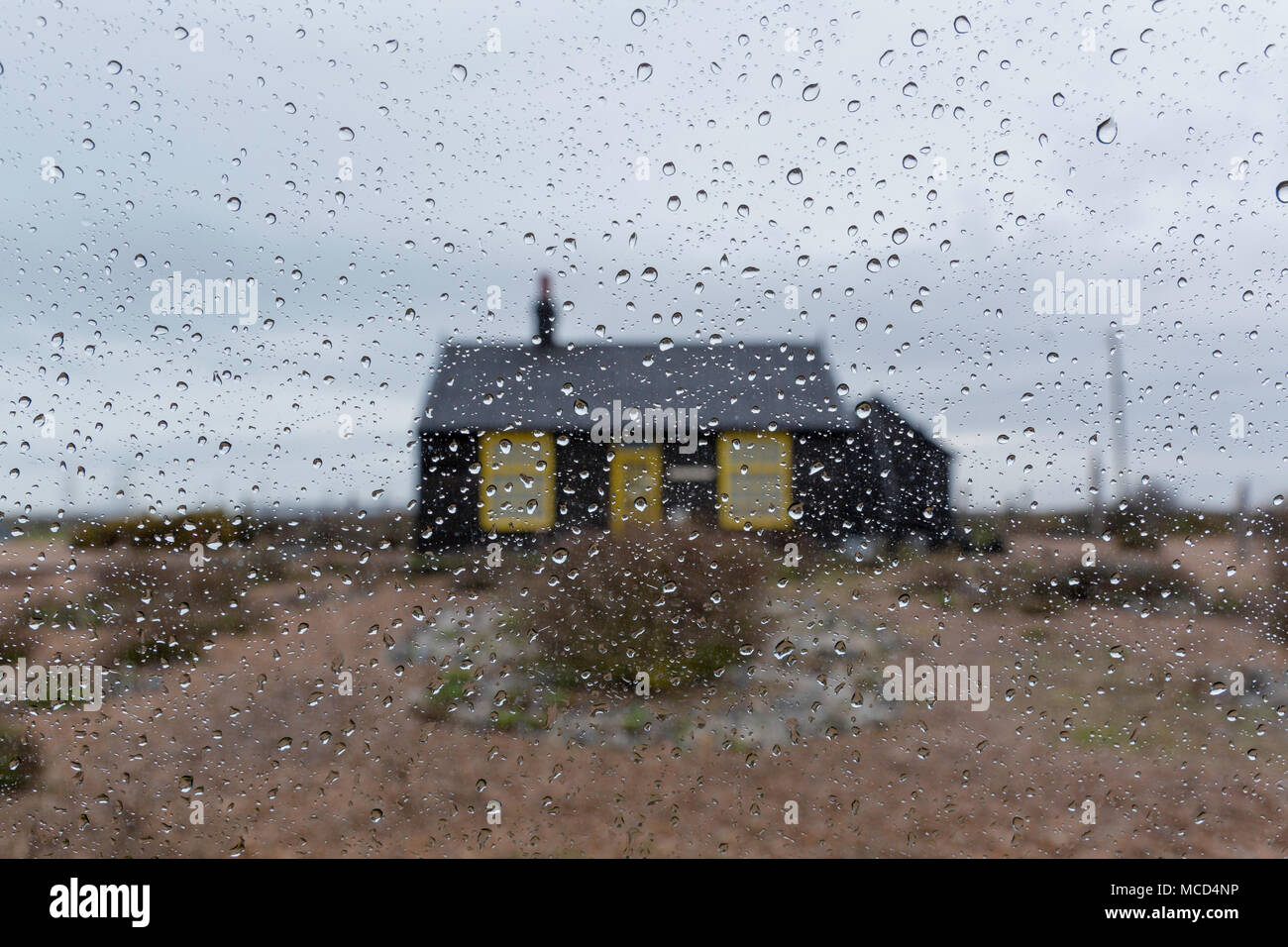 Prospect Cottage, Dungeness, ehemaliger Derek Jarman's Home mit seinen berühmten Garten von einem Kiesstrand erstellt. Während der Regen von meinem Auto Fenster übernommen. Stockfoto