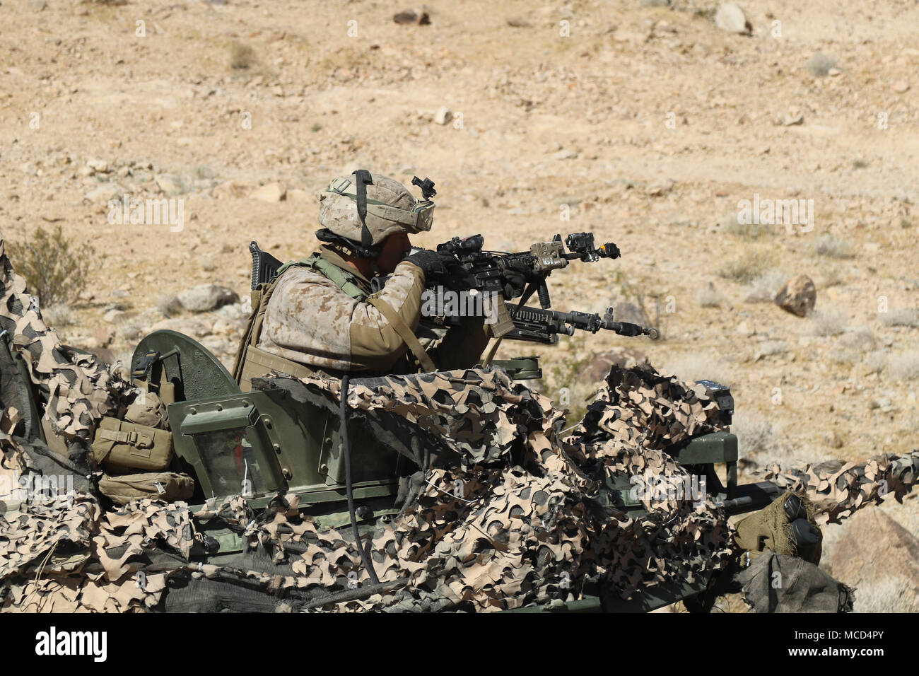 FORT IRWIN, Calif.-US-Marines (Gast Blackhorse) vom 2. Light Armored Reconnaissance Bataillon, Camp Lejeune, N.C. verteidigt ihre Position gegen angreifende Elemente der 3rd Cavalry Regiment, von Fort Hood, Texas. Feb.16, 2018 in der Nähe der Eisernen Dreieck, National Training Center. Diese Phase des Kampfes gegen die "Brave Gewehre "Brigade Fähigkeit Terrain gegen eine in der Nähe von-peer Gegner zu verteidigen. (U.S. Armee Foto von Sgt. David Kante, 11. ACR PAO) Stockfoto