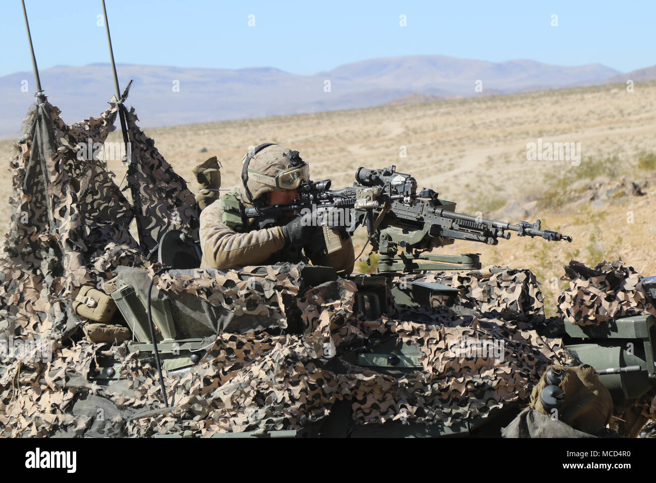 FORT IRWIN, Calif.-US-Marines (Gast Blackhorse) vom 2. Light Armored Reconnaissance Bataillon, Camp Lejeune, N.C. verteidigt ihre Position gegen angreifende Elemente der 3rd Cavalry Regiment, von Fort Hood, Texas. Feb.16, 2018 in der Nähe der Eisernen Dreieck, National Training Center. Diese Phase des Kampfes gegen die "Brave Gewehre "Brigade Fähigkeit Terrain gegen eine in der Nähe von-peer Gegner zu verteidigen. (U.S. Armee Foto von Sgt. David Kante, 11. ACR PAO) Stockfoto