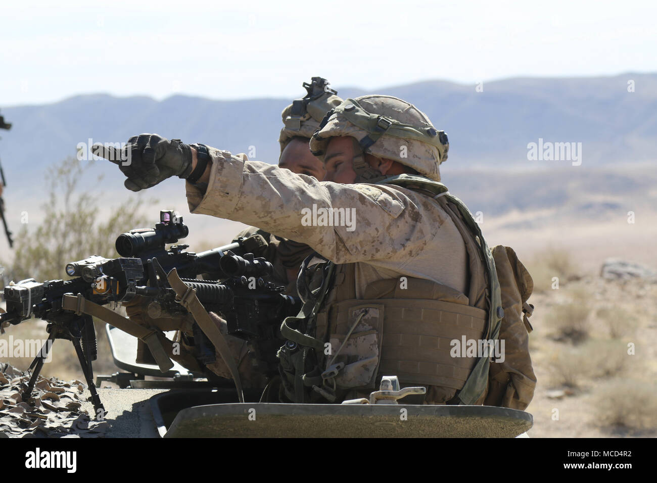 FORT IRWIN, Calif.-US-Marines (Gast Blackhorse) vom 2. Light Armored Reconnaissance Bataillon, Camp Lejeune, N.C. verteidigt ihre Position gegen angreifende Elemente der 3rd Cavalry Regiment, von Fort Hood, Texas. Feb.16, 2018 in der Nähe der Eisernen Dreieck, National Training Center. Diese Phase des Kampfes gegen die "Brave Gewehre "Brigade Fähigkeit Terrain gegen eine in der Nähe von-peer Gegner zu verteidigen. (U.S. Armee Foto von Sgt. David Kante, 11. ACR PAO) Stockfoto