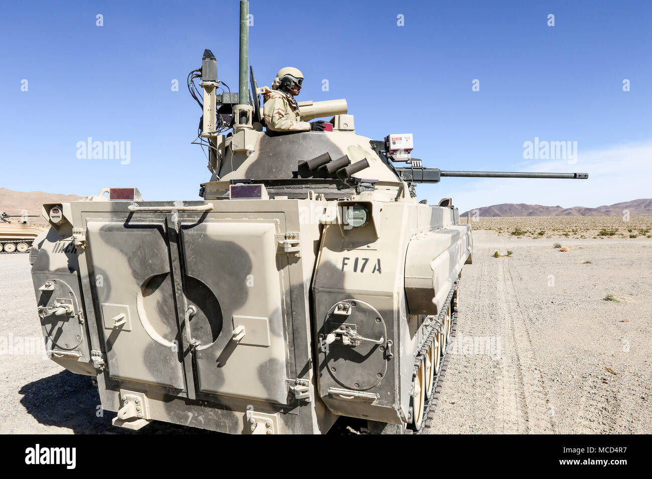 In FORT IRWIN, Kalifornien - Troopers vom 11 Armored Cavalry Regiment verteidigen ihre Position gegen angreifende Elemente der 3. Reiterregiment, von Fort Hood, Texas. Feb.16, 2018 in zentralen Korridor der National Training Center. Diese Phase des Kampfes gegen die "Brave Gewehre "Brigade Fähigkeit Terrain gegen eine in der Nähe von-peer Gegner zu verteidigen. (U.S. Armee Foto von SPC. Engel Heraldez, 11. ACR, PAO) Stockfoto