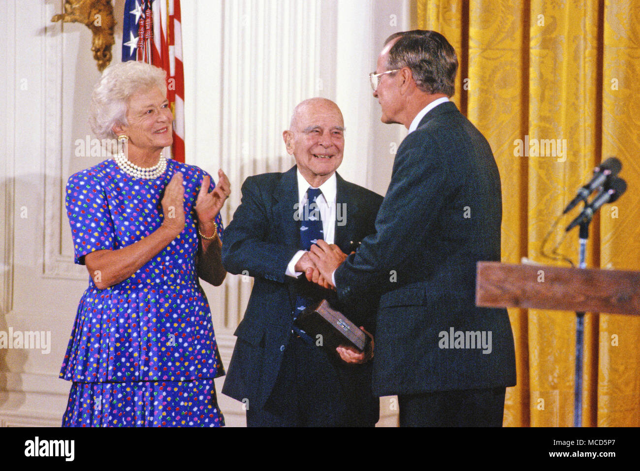 United States Air Force General Jimmy Doolittle wird dargestellt, während der Zeremonie, wo er die Presidential Medal of Freedom, der höchsten zivilen Auszeichnung des US vergeben wird, die von US-Präsident George H.W. Bush und die erste Dame Barbara Bush im East Room des Weißen Hauses in Washington, DC am 6. Juli 1989. Doolittle war für die Entwicklung des Instruments fliegen und für das Führen einer 1942 Luftangriff auf Tokio, Japan, für die er die Ehrenmedaille erhalten bekannt. Credit: Ron Sachs/CNP/MediaPunch Stockfoto