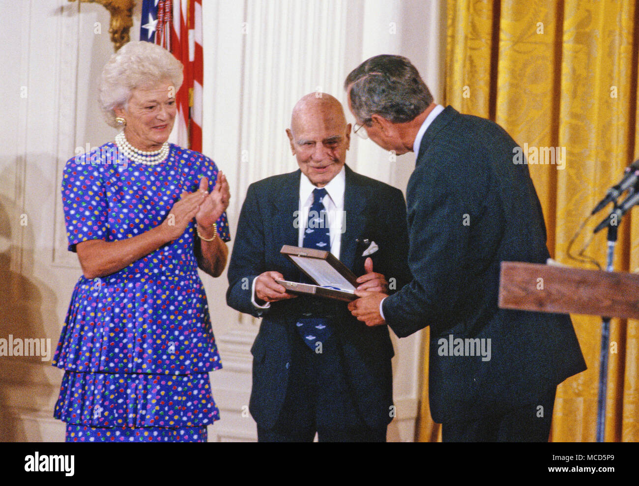 United States Air Force General Jimmy Doolittle wird dargestellt, während der Zeremonie, wo er die Presidential Medal of Freedom, der höchsten zivilen Auszeichnung des US vergeben wird, die von US-Präsident George H.W. Bush und die erste Dame Barbara Bush im East Room des Weißen Hauses in Washington, DC am 6. Juli 1989. Doolittle war für die Entwicklung des Instruments fliegen und für das Führen einer 1942 Luftangriff auf Tokio, Japan, für die er die Ehrenmedaille erhalten bekannt. Credit: Ron Sachs/CNP/MediaPunch Stockfoto