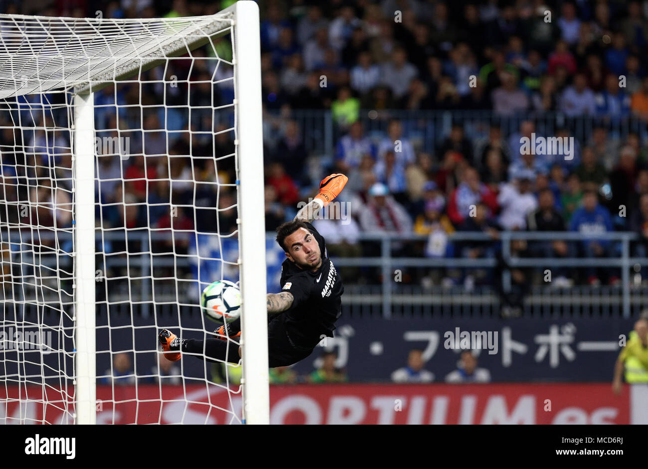 Roberto (Malaga CF) Versuchen Sie, den Ball während des Spiels zwischen Malaga CF und Real Madrid CF im Estadio La Rosaleda zu erreichen. (Final Score: Malaga 1 - 2 Real Madrid) Stockfoto