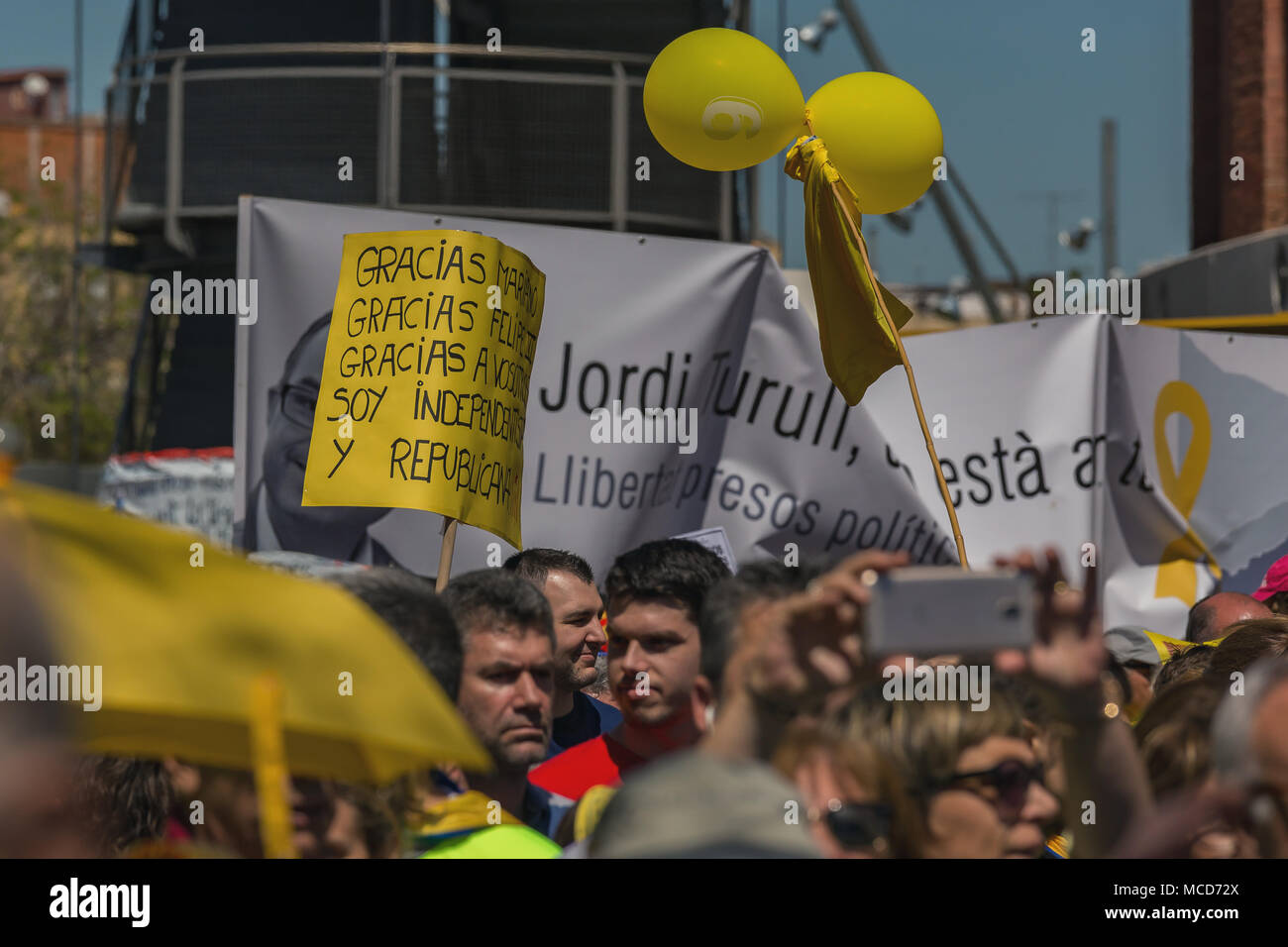 Barcelona, Spanien. 15. April 2018. Katalanisch Demonstranten mit nationalen katalanischen Symbole in Barcelona die Freiheit der politischen Gefangenen zu unterstützen. Mehr als 300.000 Menschen an der Demonstration teilgenommen haben. 04. 15. 2018 Spanien, Barcelona Credit: Arpad Radoczy/Alamy leben Nachrichten Stockfoto