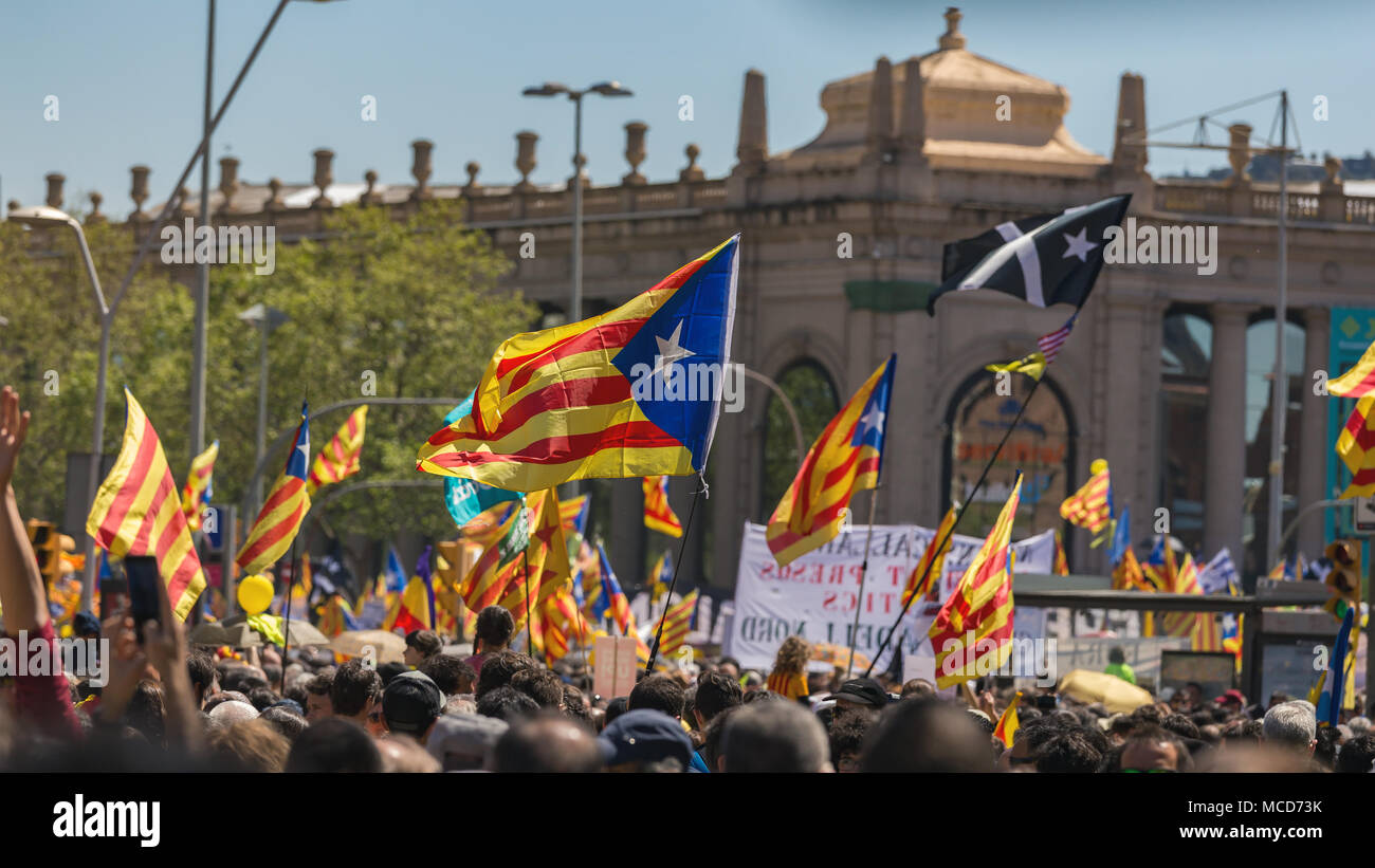 Barcelona, Spanien. 15. April 2018. Katalanisch Demonstranten mit nationalen katalanischen Symbole in Barcelona die Freiheit der politischen Gefangenen zu unterstützen. Mehr als 300.000 Menschen an der Demonstration teilgenommen haben. 04. 15. 2018 Spanien, Barcelona Credit: Arpad Radoczy/Alamy leben Nachrichten Stockfoto