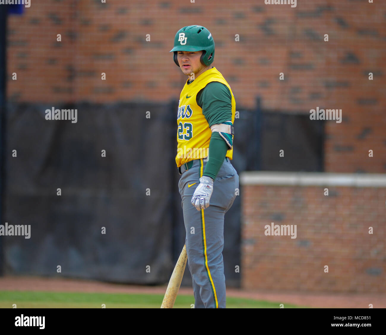 FedEx Park. 15 Apr, 2018. TN, USA; Baylor Catcher und USA 2018 Baseball Collegiate Nationalspieler, SHEA LANGELIERS (23), in der Tätigkeit während des Spiels mit Memphis. Baylor besiegt Memphis, 7-0, die Reihe bei FedEx Park zu gewinnen. Kevin Lanlgey/CSM/Alamy leben Nachrichten Stockfoto