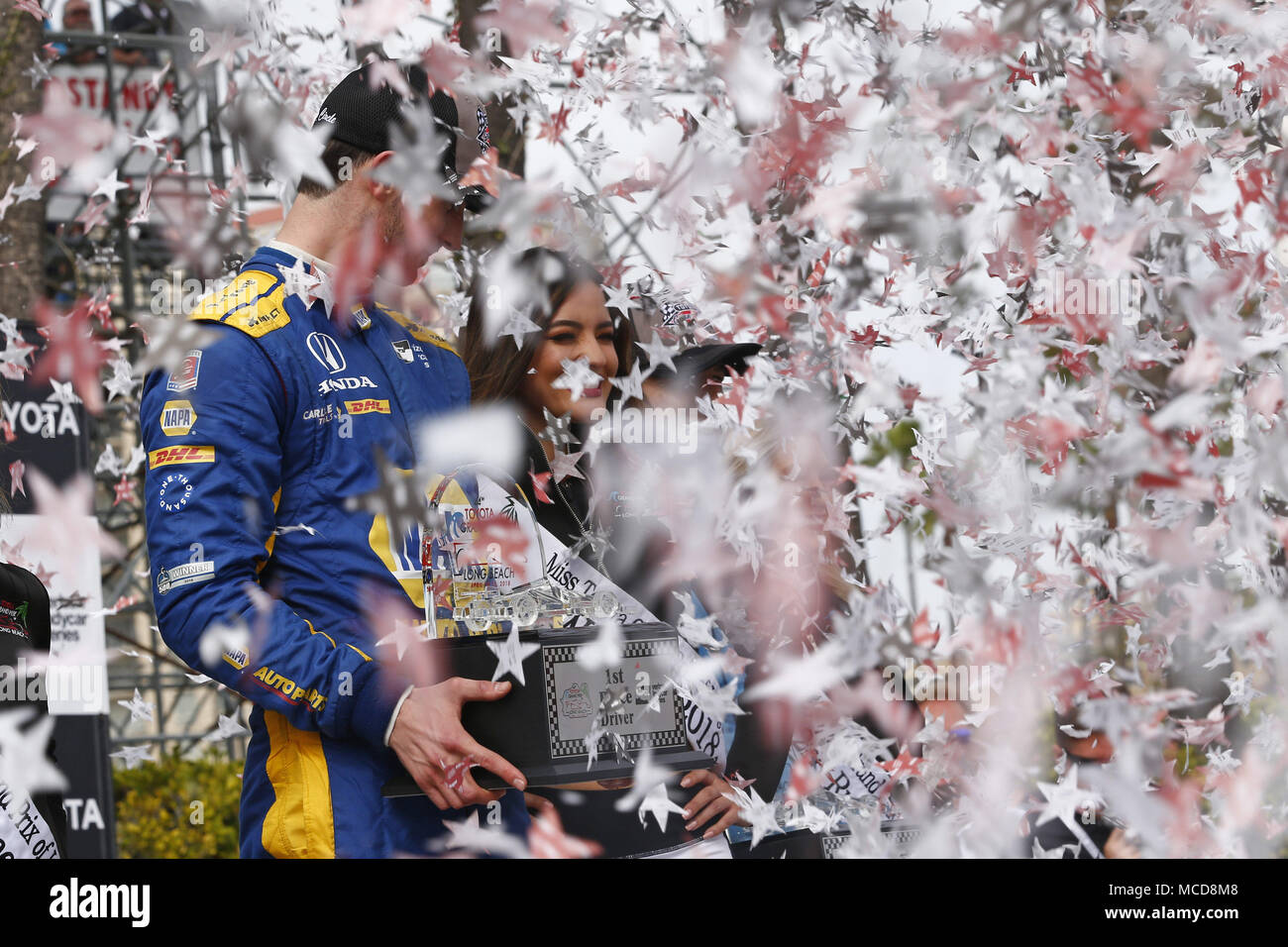 Long Beach, Kalifornien, USA. 15 Apr, 2018. April 15, 2018 - Long Beach, Kalifornien, USA: Alexander Rossi (27) feiert in der Victory Lane nach dem Gewinn des Toyota Grand Prix von Long Beach an Straßen von Long Beach in Long Beach, Kalifornien. Credit: Justin R. Noe Asp Inc/ASP/ZUMA Draht/Alamy leben Nachrichten Stockfoto