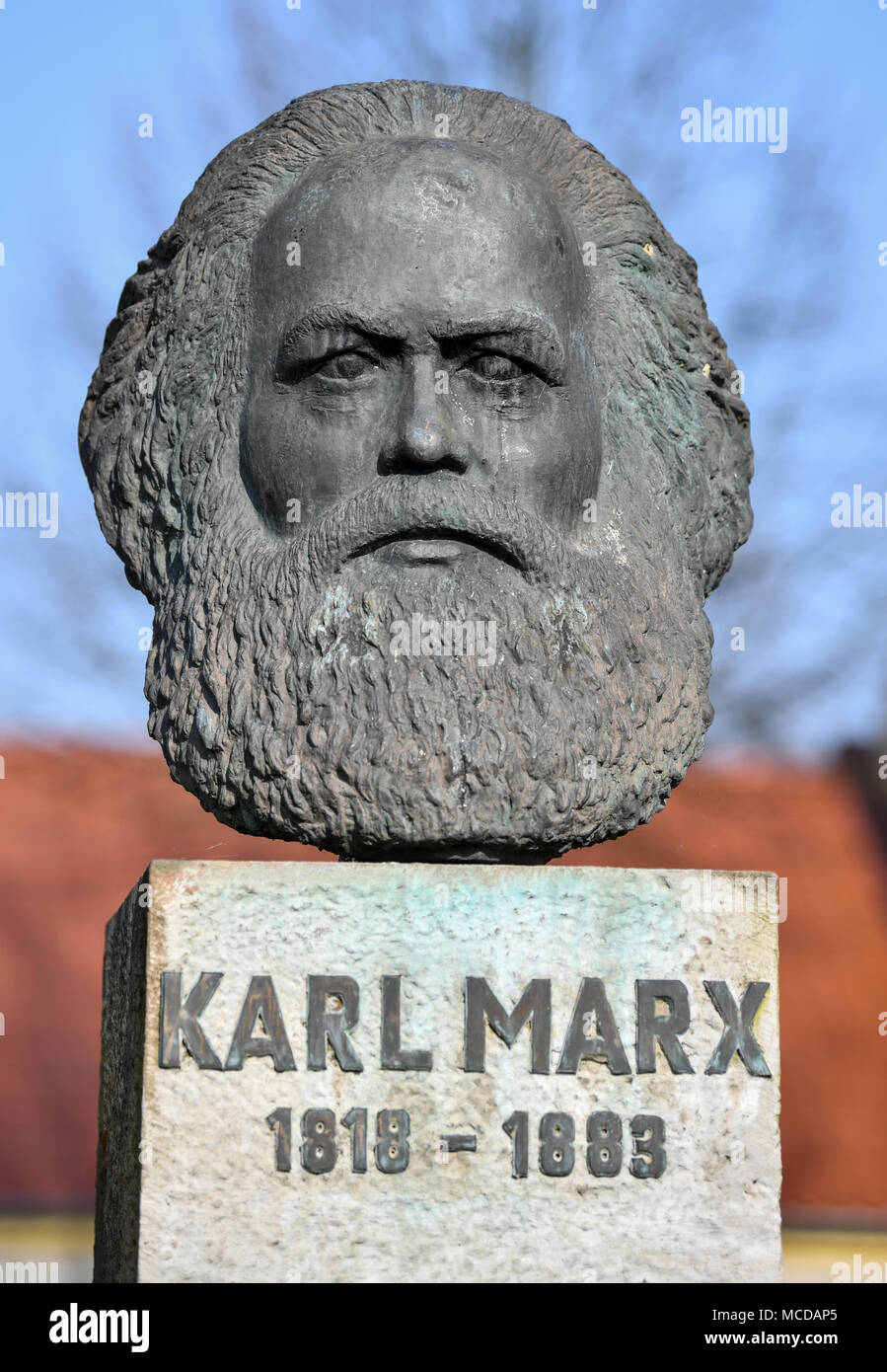 10 April 2018, Deutschland, Neuhardenberg: eine Büste von deutscher Philosoph, Ökonom und sozialen Theoretiker Karl Marx (Mai, 05 1818 - März 14 1883) ist auf dem Display. Die Stadt Neuhardenberg Marxwalde war zuvor bekannt als nach Karl Marx während der DDR-Zeit genannt. Foto: Patrick Pleul/dpa-Zentralbild/dpa Stockfoto