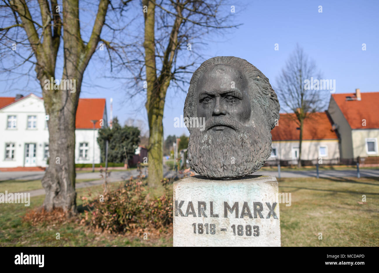 10 April 2018, Deutschland, Neuhardenberg: eine Büste von deutscher Philosoph, Ökonom und sozialen Theoretiker Karl Marx (Mai, 05 1818 - März 14 1883) ist auf dem Display. Die Stadt Neuhardenberg Marxwalde war zuvor bekannt als nach Karl Marx während der DDR-Zeit genannt. Foto: Patrick Pleul/dpa-Zentralbild/dpa Stockfoto