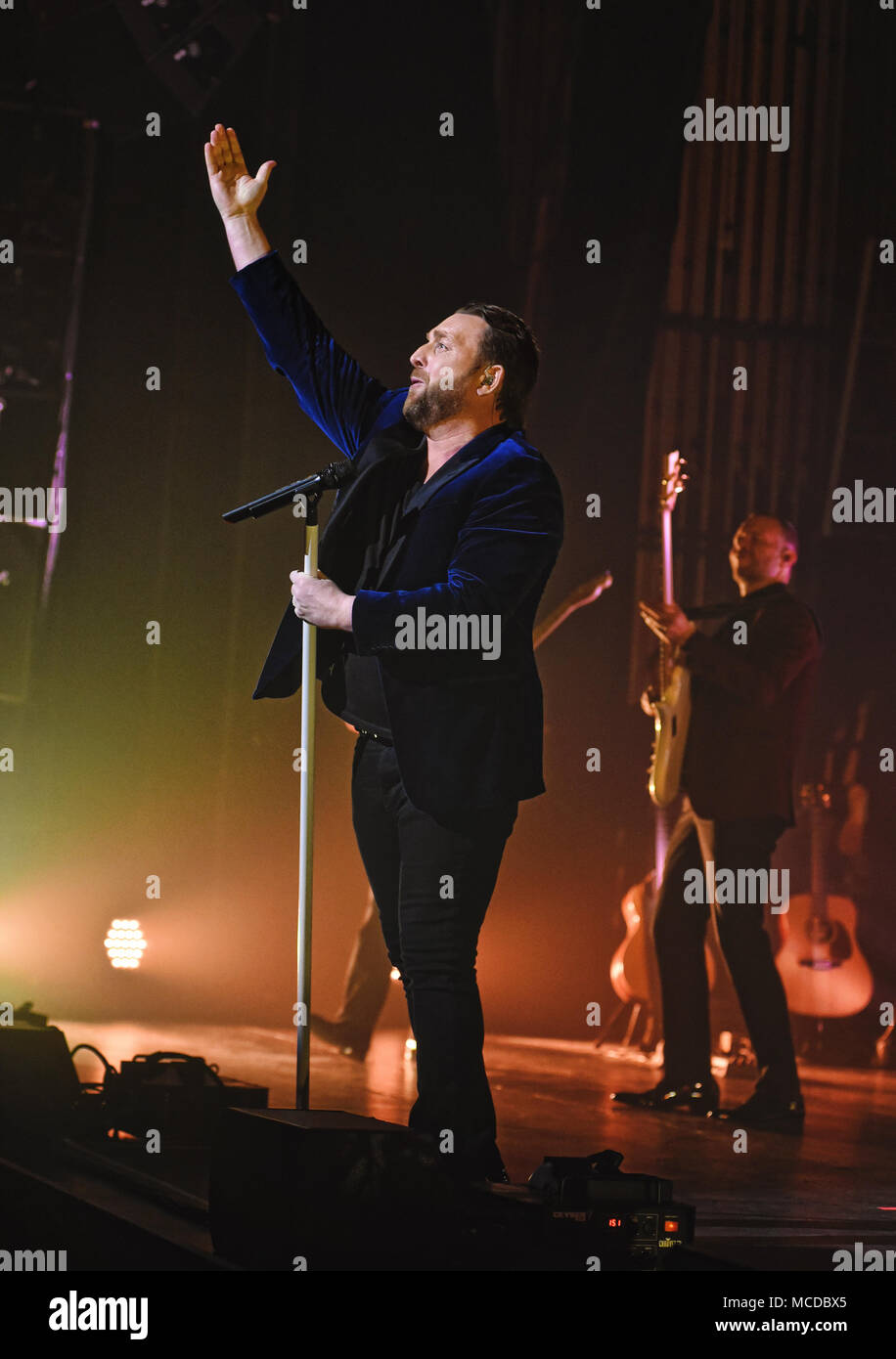 Indianapolis, IN, USA. 9 Apr, 2018. 09. April 2018 - Hamilton, Ontario, Kanada. Kanadische preisgekrönte Sänger Johnny Reid führt auf der Bühne während seiner 'Revival'' Tour am FirstOntario Concert Hall. Photo Credit: Brent Perniac/AdMedia Credit: Brent Perniac/AdMedia/ZUMA Draht/Alamy leben Nachrichten Stockfoto