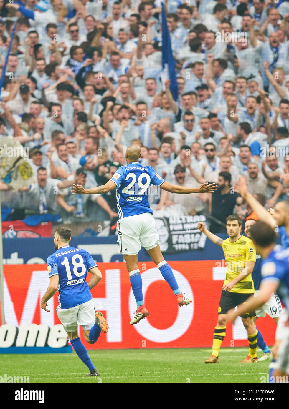 Gelsenkirchen, Deutschland. 15. April 2018. FC Schalke - BVB-, Gelsenkirchen, April 15, 2018 NALDO, S04 Nr. 29 Ziele für 2-0 Freistoß, Jubel, Freude, Emotionen, feiern, lachen, Jubeln, Jubeln, reißt die Arme, ballte die Faust, FC Schalke 04 - Borussia Dortmund 2-0 1. Division, Deutsche Fußball Liga, Gelsenkirchen, April 15, 2018, Saison 2017/2018 © Peter Schatz/Alamy leben Nachrichten Stockfoto