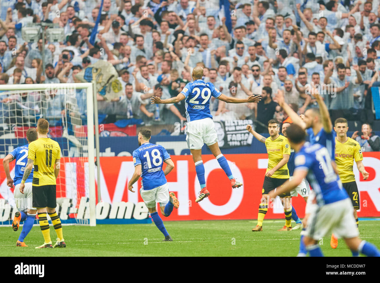 Gelsenkirchen, Deutschland. 15. April 2018. FC Schalke - BVB-, Gelsenkirchen, April 15, 2018 NALDO, S04 Nr. 29 Ziele für 2-0 Freistoß, Jubel, Freude, Emotionen, feiern, lachen, Jubeln, Jubeln, reißt die Arme, ballte die Faust, FC Schalke 04 - Borussia Dortmund 2-0 1. Division, Deutsche Fußball Liga, Gelsenkirchen, April 15, 2018, Saison 2017/2018 © Peter Schatz/Alamy leben Nachrichten Stockfoto