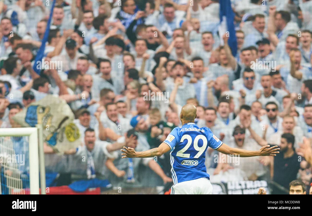 Gelsenkirchen, Deutschland. 15. April 2018. FC Schalke - BVB-, Gelsenkirchen, April 15, 2018 NALDO, S04 Nr. 29 Ziele für 2-0 Freistoß, Jubel, Freude, Emotionen, feiern, lachen, Jubeln, Jubeln, reißt die Arme, ballte die Faust, FC Schalke 04 - Borussia Dortmund 2-0 1. Division, Deutsche Fußball Liga, Gelsenkirchen, April 15, 2018, Saison 2017/2018 © Peter Schatz/Alamy leben Nachrichten Stockfoto