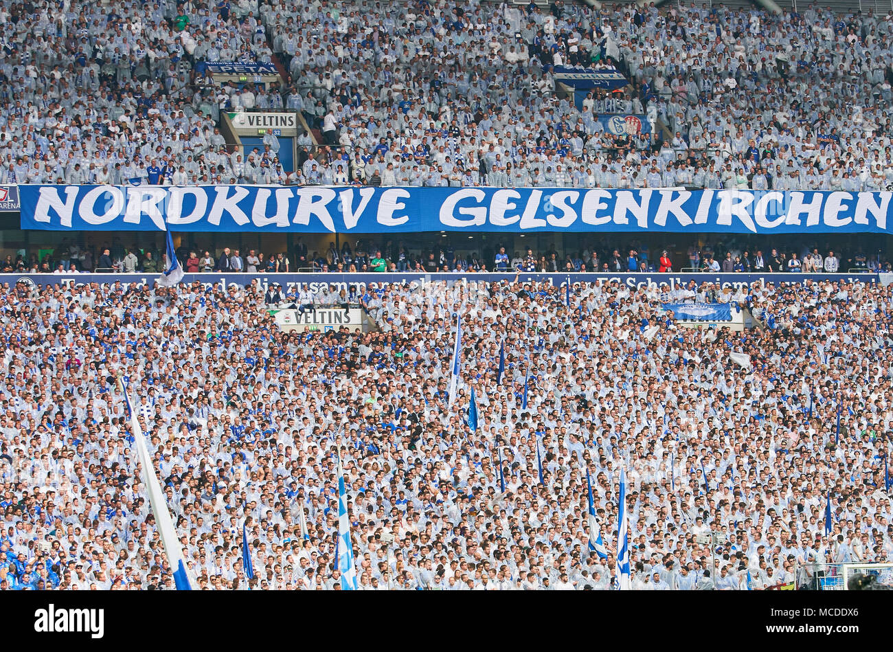 Gelsenkirchen, Deutschland. 15. April 2018. FC Schalke - BVB-, Gelsenkirchen, April 15, 2018 Fans feiern FC Schalke 04 - Borussia Dortmund 2-0 1. Division, Deutsche Fußball Liga, Gelsenkirchen, April 15, 2018, Saison 2017/2018 © Peter Schatz/Alamy leben Nachrichten Stockfoto