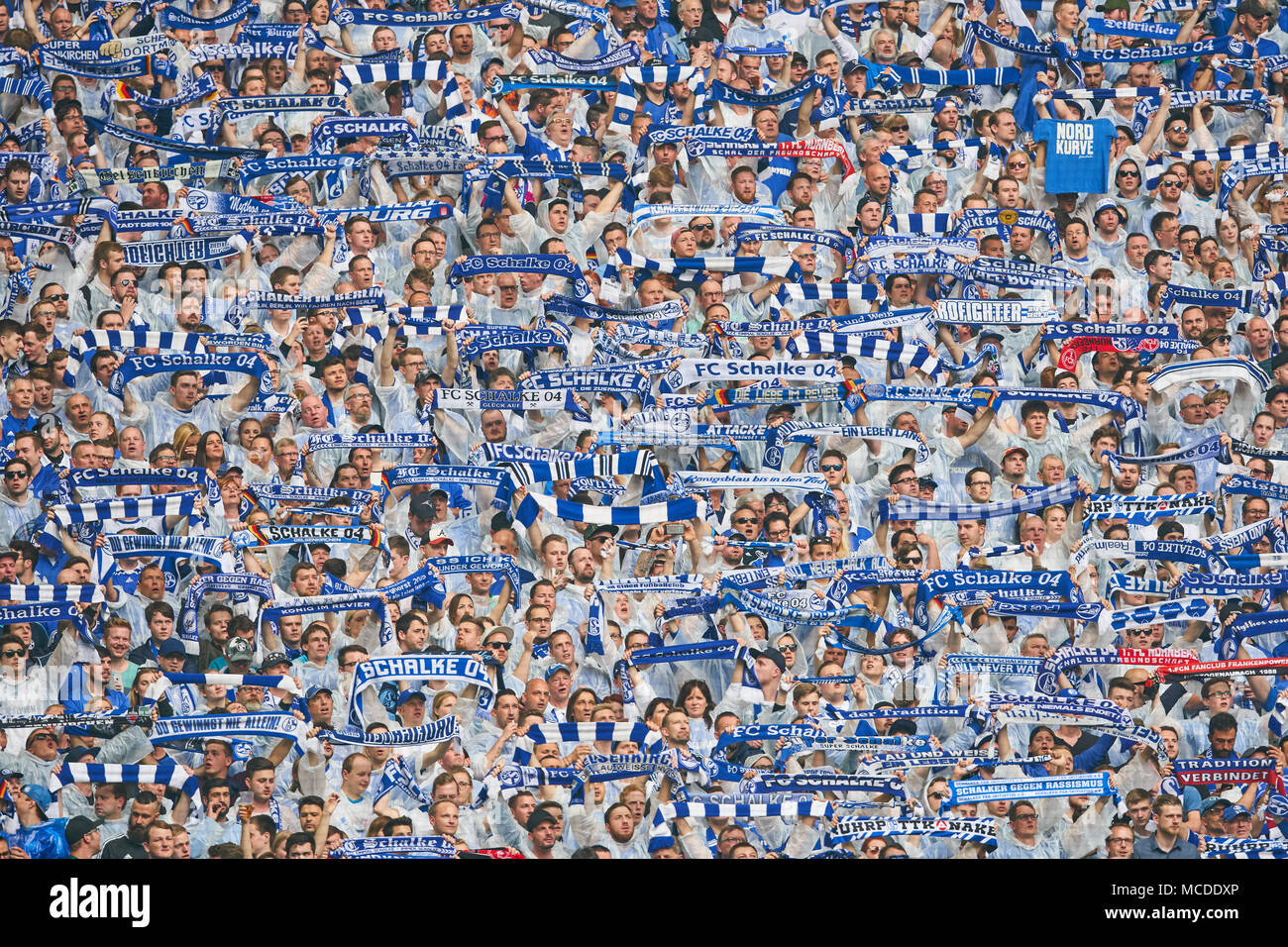 Gelsenkirchen, Deutschland. 15. April 2018. FC Schalke - BVB-, Gelsenkirchen, April 15, 2018 Fans, Unterstützer, Zuschauer, Feier FC Schalke 04 - Borussia Dortmund 2-0 1. Division, Deutsche Fußball Liga, Gelsenkirchen, April 15, 2018, Saison 2017/2018 © Peter Schatz/Alamy leben Nachrichten Stockfoto