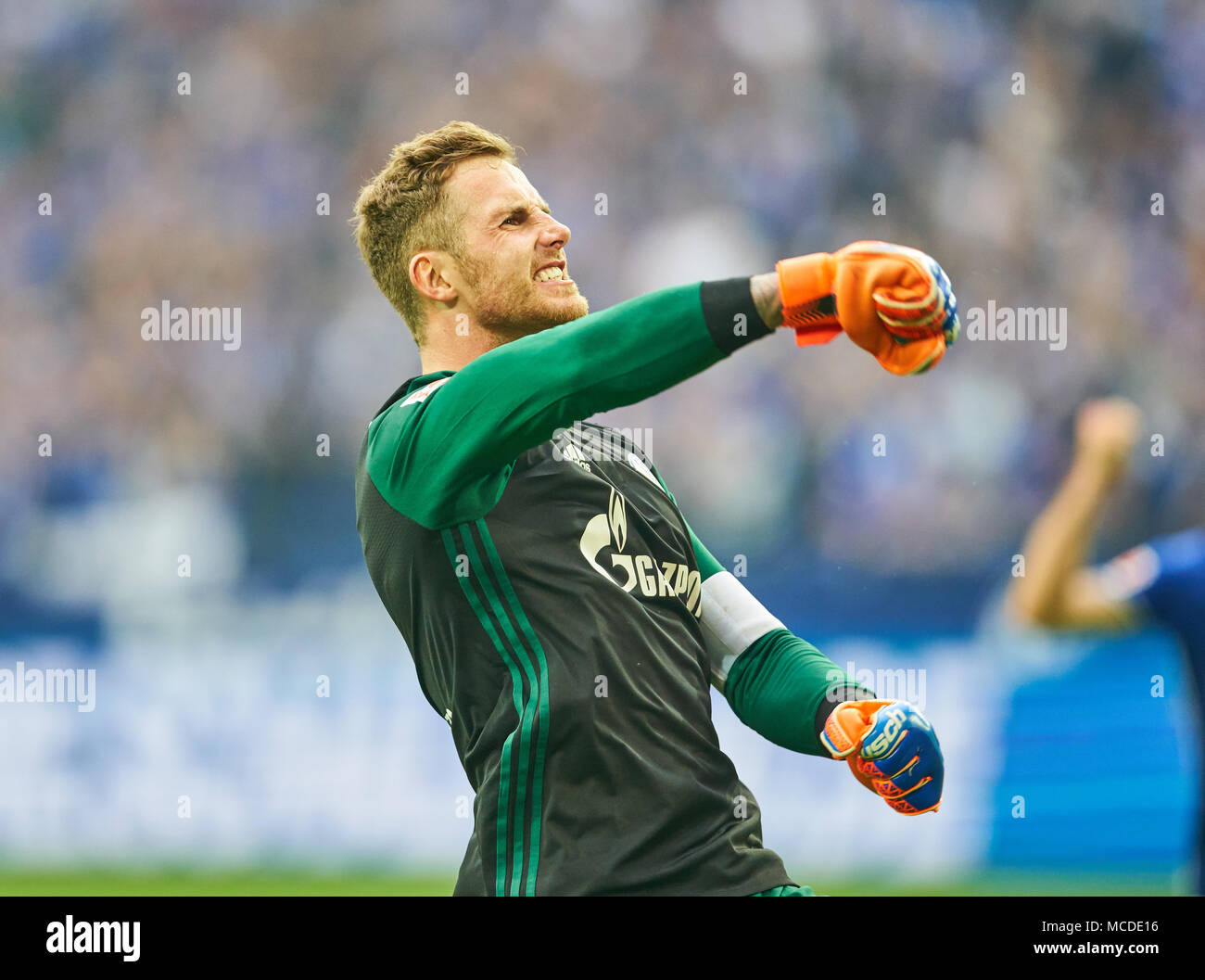 Gelsenkirchen, Deutschland. 15. April 2018. FC Schalke - BVB-, Gelsenkirchen, April 15, 2018 Ralf FAEHRMANN, S 04 1 Jubel, Freude, Emotionen, feiern, lachen, Jubeln, Jubeln, reißt die Arme, ballte die Faust, FC Schalke 04 - Borussia Dortmund 2-0 1. Division, Deutsche Fußball Liga, Gelsenkirchen, April 15, 2018, Saison 2017/2018 © Peter Schatz/Alamy leben Nachrichten Stockfoto