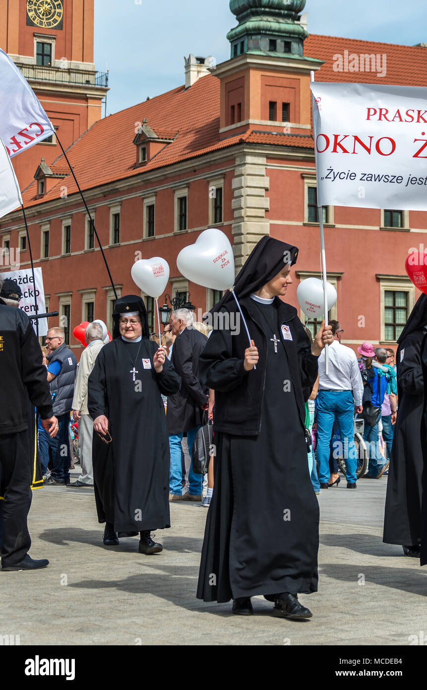 Polen, Warschau: Polnische Nonnen nehmen an dem jährlichen Marsch für das Leben oder die Heiligkeit des Lebens in der polnischen Hauptstadt Teil. Stockfoto