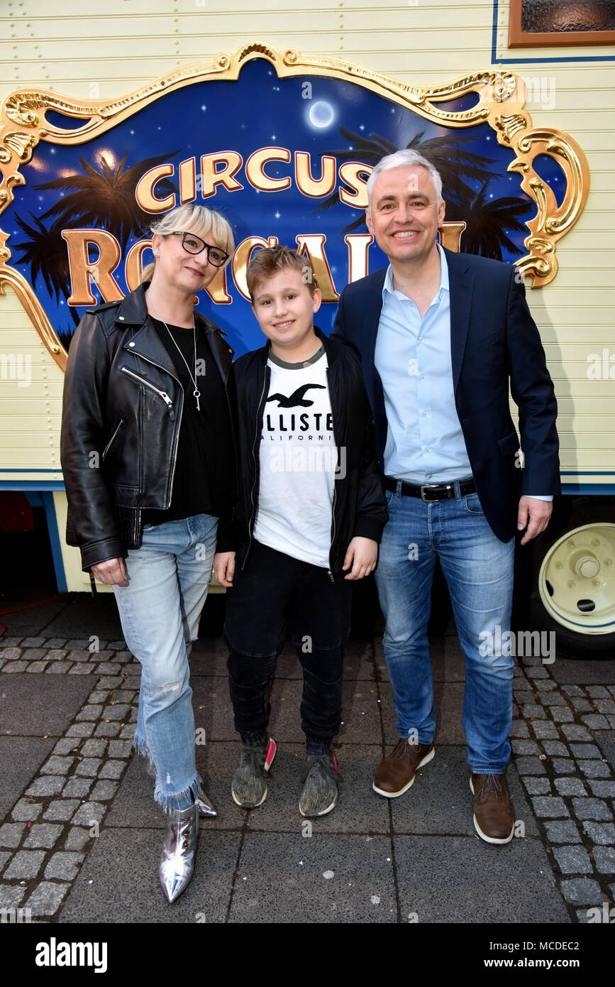 12 April 2018, Deutschland, Köln Moderator Andreas von Thien (r