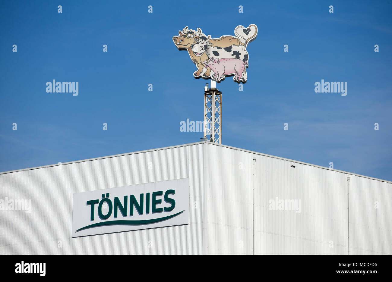 16 April 2018, Deutschland, Germany: Blick auf die toennies Produktionshalle. Toennies Holding ApS & Co.KG ist Ergebnis der Gruppe für 2017 zu präsentieren. Foto: Friso Gentsch/dpa Stockfoto