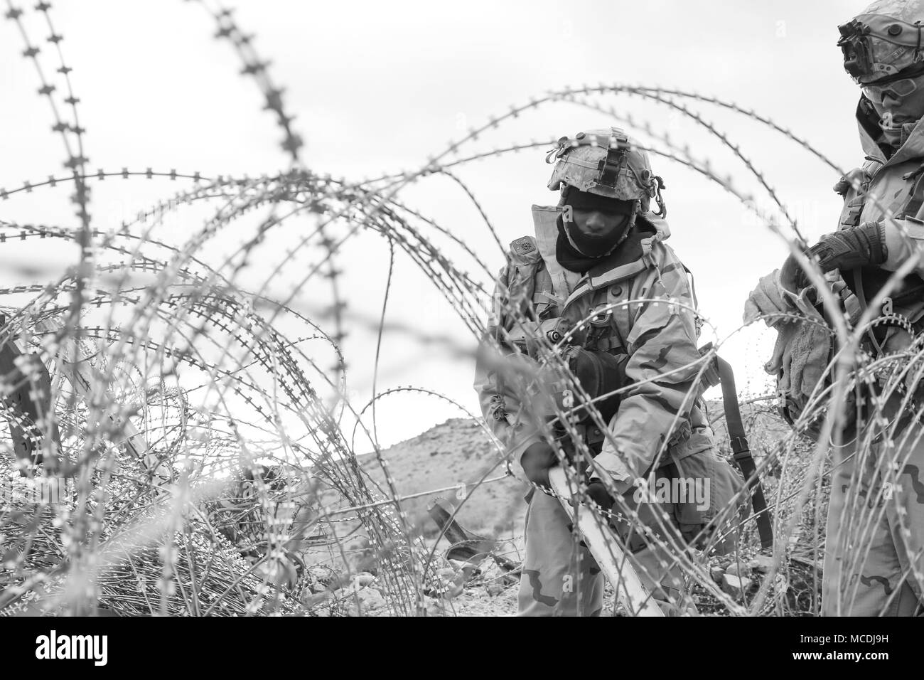 Us-Soldaten des 3.Kavallerie Regiments entwirren Faltenbalg Kabel während der entscheidenden Aktion Rotation 18-04 am National Training Center in Fort Irwin, Calif., Feb 13, 2018 zugeordnet. National Training Center entscheidende Maßnahmen Rotation 18-04 ist entworfen, um zu prüfen, dass die Fähigkeiten von 3 Cavalry Regiment gegen ähnlich ausgestatteten gegen die Bedrohung. (U.S. Armee Foto von SPC. Dana Clarke, Operations, National Training Center) Stockfoto