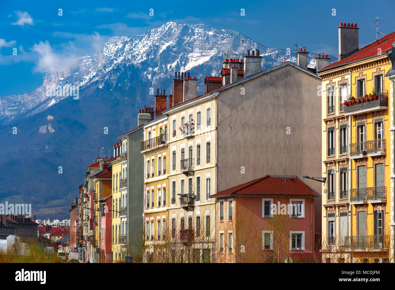 Häuser mit Ziegeldächern und Rohrleitungen, Grenoble, Frankreich Stockfoto