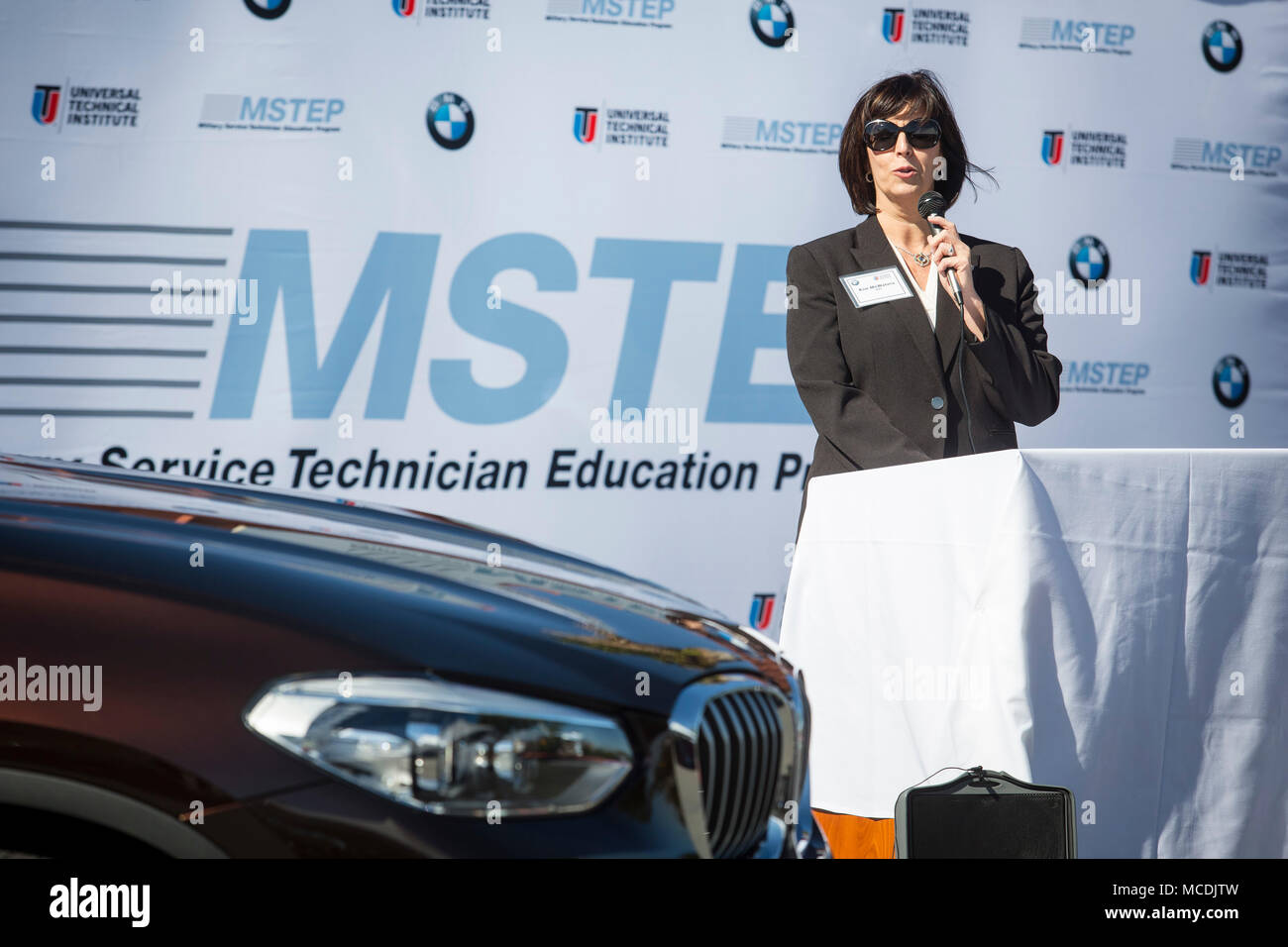 Kim McWaters, CEO von Universal Technical Institute. BMW von Nordamerika arbeitet mit dem United States Marine Corps in einer einzigartigen Partnerschaft ein automotive Technician Training Center auf einem US-Militärstützpunkt zu öffnen. Service Mitglieder in Camp Pendleton, in der Nähe von San Diego, CA., Zug für höchste technische Jobs beim Übergang in das zivile Leben in der MSTEP (Militärdienst Techniker Ausbildung Programm). (Foto mit freundlicher Genehmigung von David Poller) Stockfoto