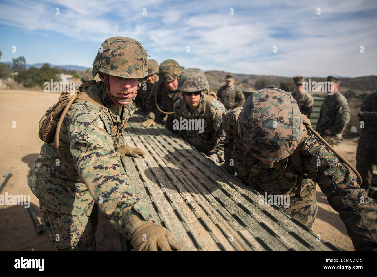 Us-Marines mit Brücke, 7 Techniker, 1. Marine Logistik Gruppe, bis ein Medium girder Bridge in Camp Pendleton, Calif., Feb 16, 2018. Girder bridge-Systeme sind hoch transportabel, können schnell bereitgestellt werden und gelten als kostengünstig. (U.S. Marine Corps Foto von Cpl. Adam Dublinske) Stockfoto