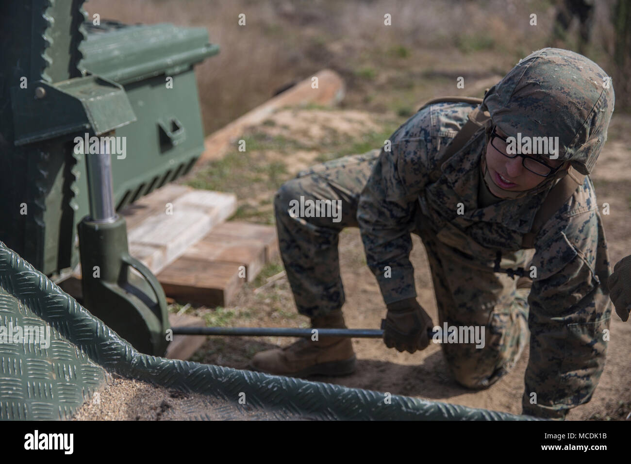 Us Marine Lance Cpl. Erick Harmon, eine Bekämpfung der Ingenieur mit Brücke, 7 Techniker, 1. Marine Logistik Gruppe, senkt eine mittlere girder Bridge in Camp Pendleton, Calif., Feb 16, 2018. Girder bridge-Systeme sind hoch transportabel, können schnell bereitgestellt werden und gelten als kostengünstig. (U.S. Marine Corps Foto von Cpl. Adam Dublinske) Stockfoto