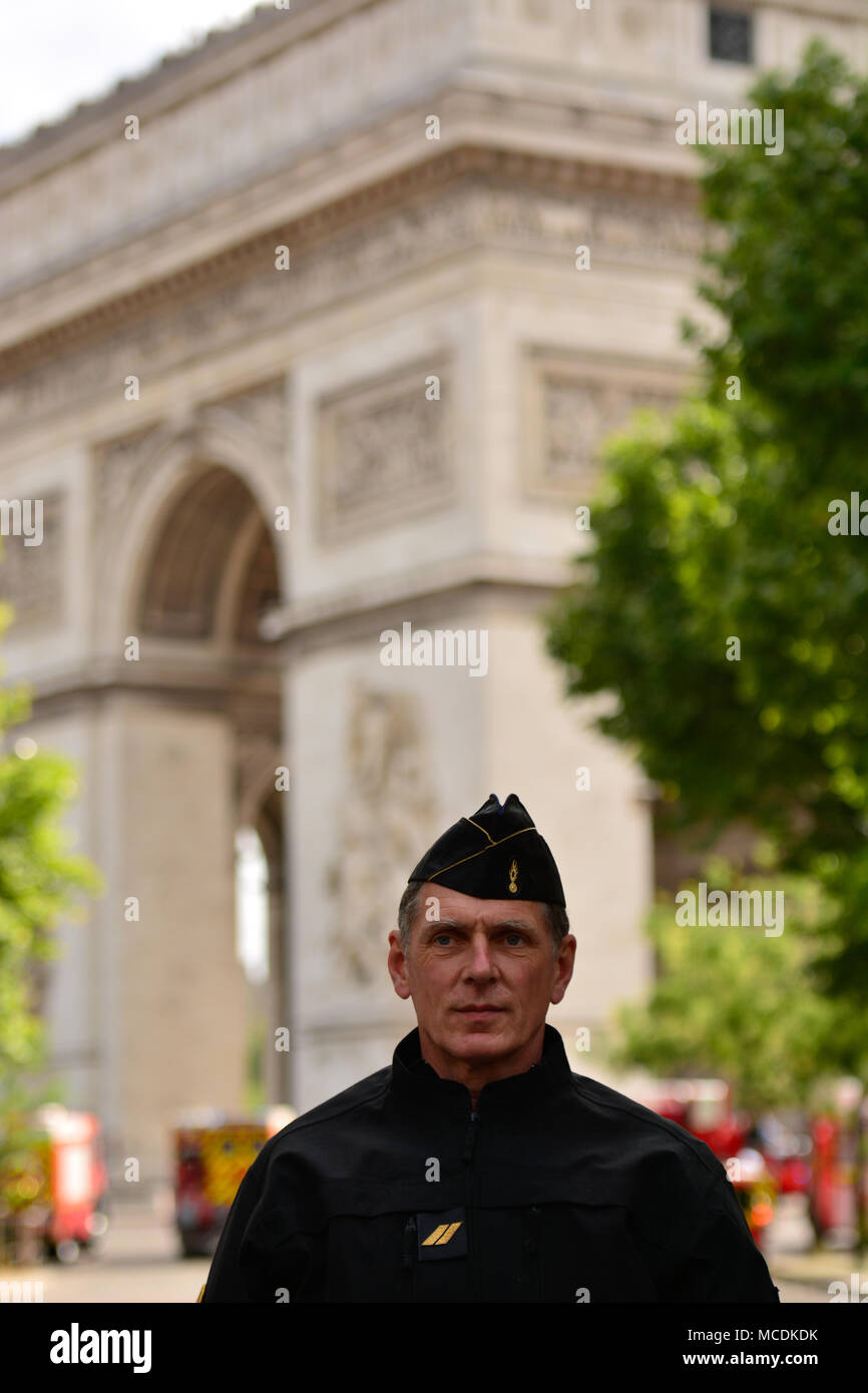 Ein französischer Offizier steht vor dem Arc de Triomphe während der Tag der Bastille in Paris. Stockfoto