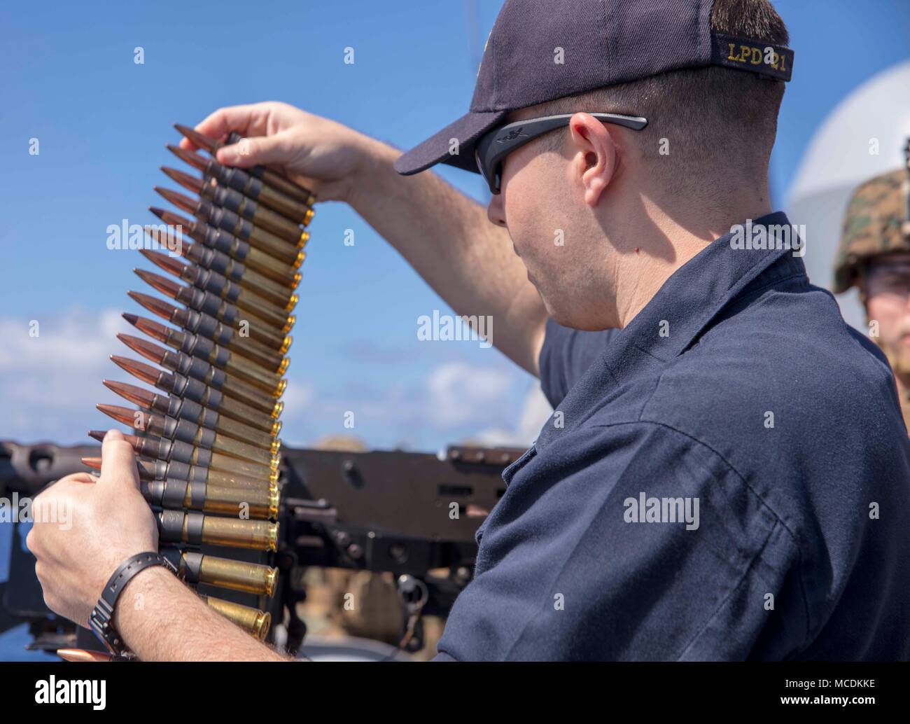 180219-N-GR 168-0077 ATLANTIK (Feb. 19, 2018) Fachkraft für Lagerlogistik 2. Klasse Johannes Teheyan, Spotsylvania, Virginia, lasten Runden in einem Container für eine kleine Handwerks Action Team Bohrer auf dem bridgewing an Bord des amphibious Transport dock Schiff USS New York (LPD-21). Die Iwo Jima Amphibious Ready Gruppe begibt sich die 26 Marine Expeditionary Unit und umfasst die Amphibious Assault ship USS Iwo Jima (LHD7), New York, das Dock Landung Schiff USS Oak Hill (LSD 51), Flotte Op-Team 8, Hubschrauber Meer Combat Squadron 28, Tactical Air Control Squadron 22, Komponenten der Naval Beach Gruppe 2 ein Stockfoto